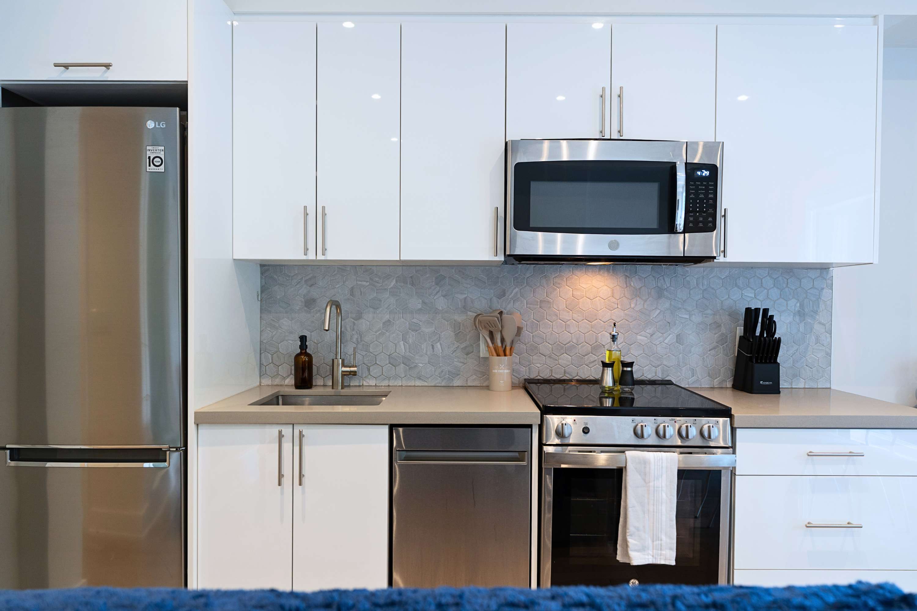 Westend Suite Near High Park Bloor West | Photo 12