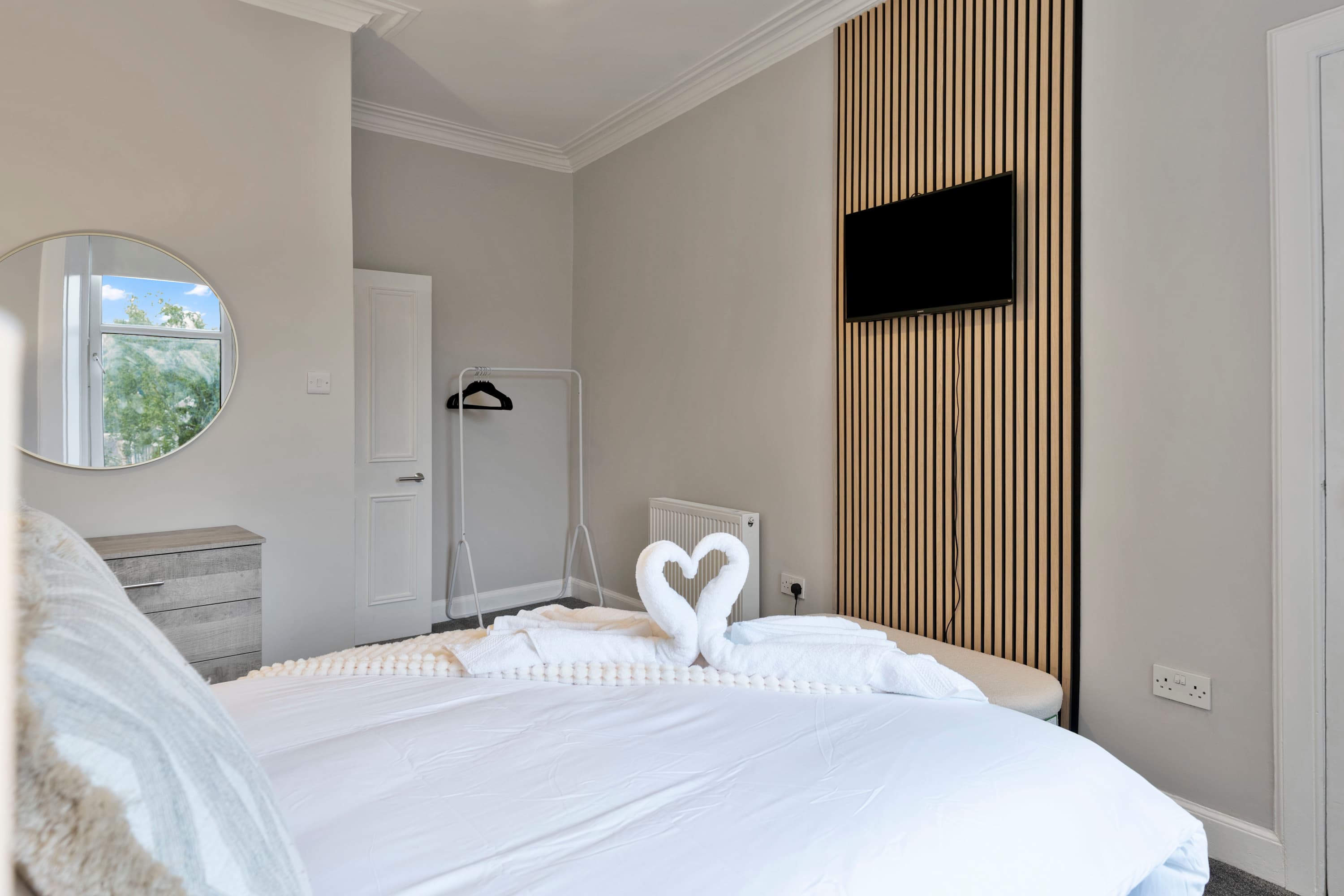 Spacious 3BR Hawick Apartment, Sleeps 6, Parking in Drumlanrig Square 1 TD9 0AS - Property image 12 - VivreStays