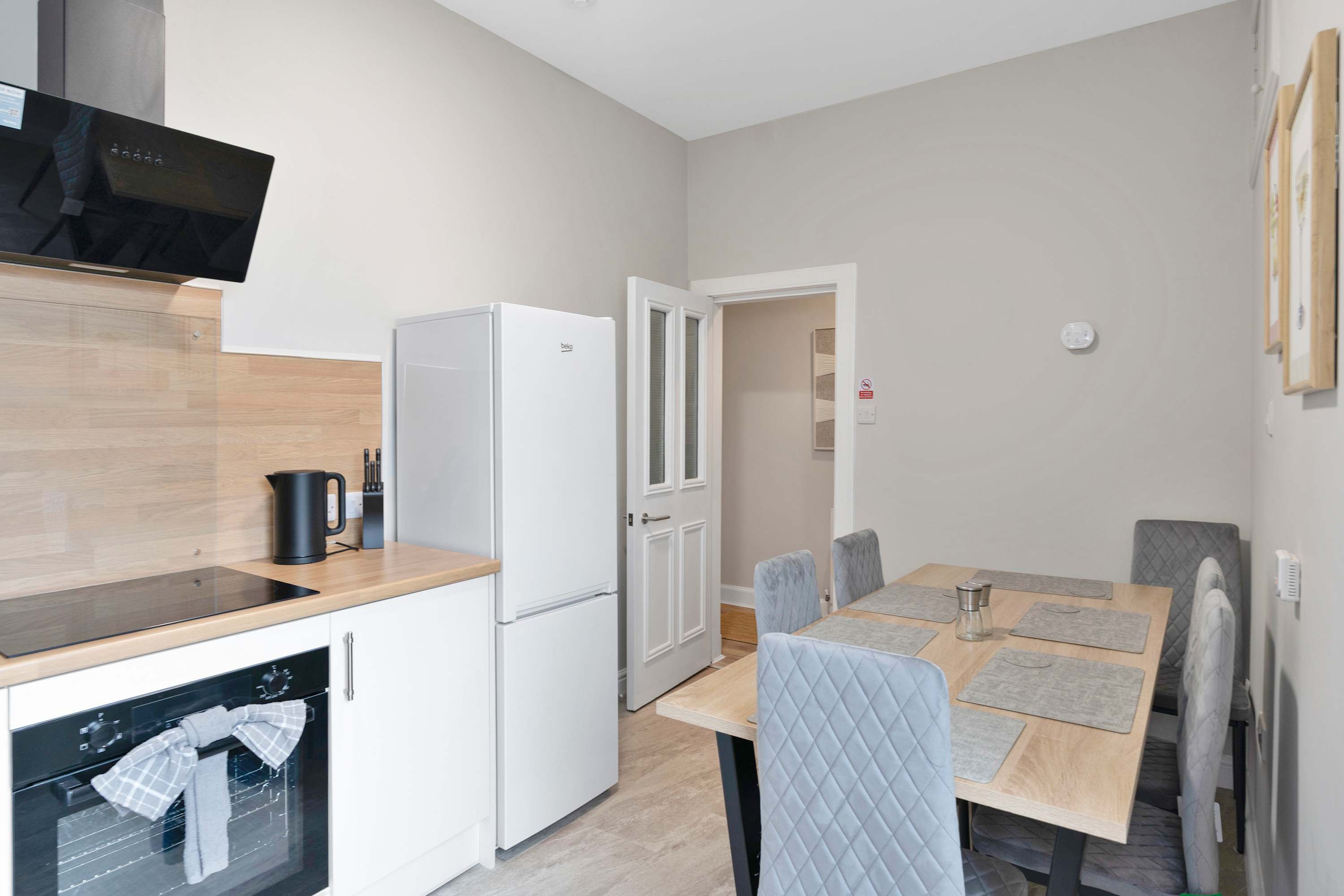 Spacious 3BR Hawick Apartment, Sleeps 6, Parking in Drumlanrig Square 1 TD9 0AS - Property image 8 - VivreStays