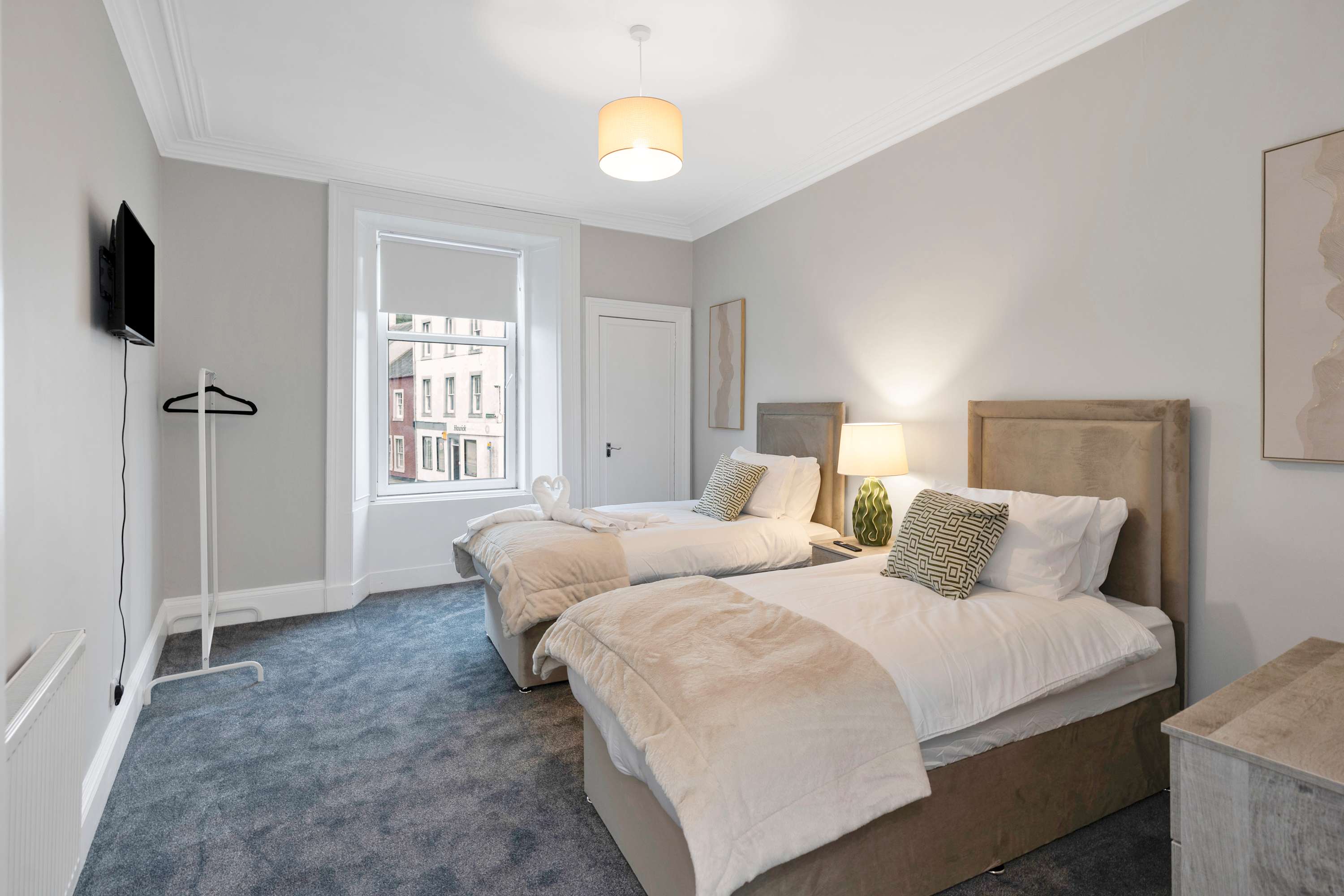 Spacious 3BR Hawick Apartment, Sleeps 6, Parking in Drumlanrig Square 1 TD9 0AS - Property image 4 - VivreStays