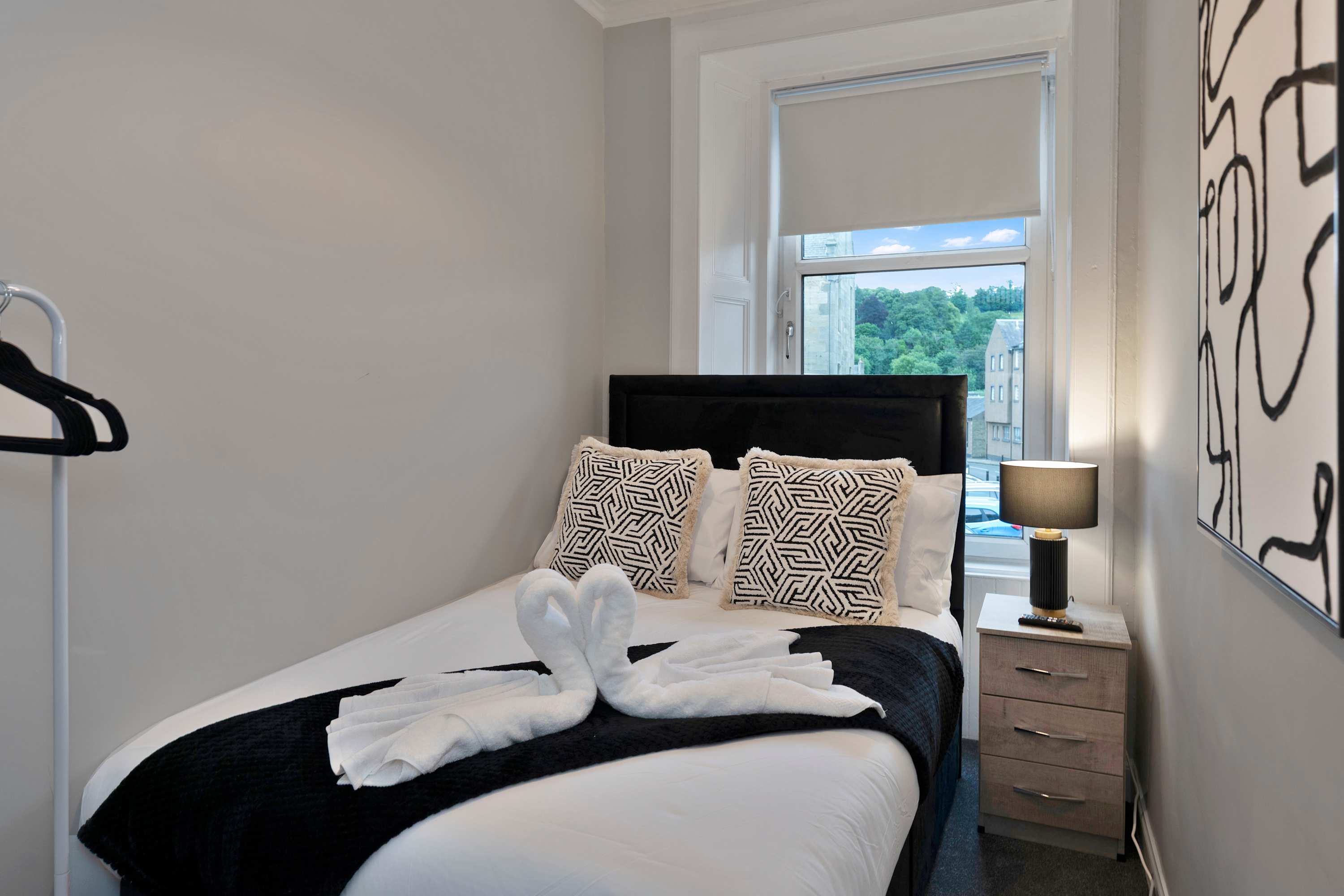 Spacious 3BR Hawick Apartment, Sleeps 6, Parking in Drumlanrig Square 1 TD9 0AS - Property image 15 - VivreStays