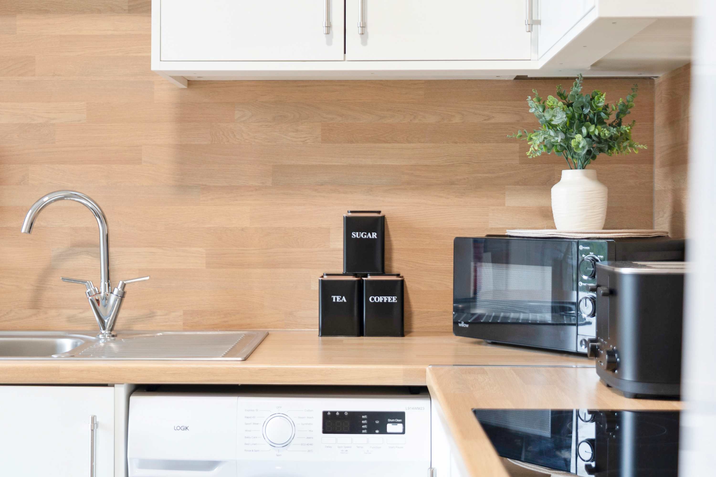 Spacious 3BR Hawick Apartment, Sleeps 6, Parking in Drumlanrig Square 1 TD9 0AS - Property image 9 - VivreStays
