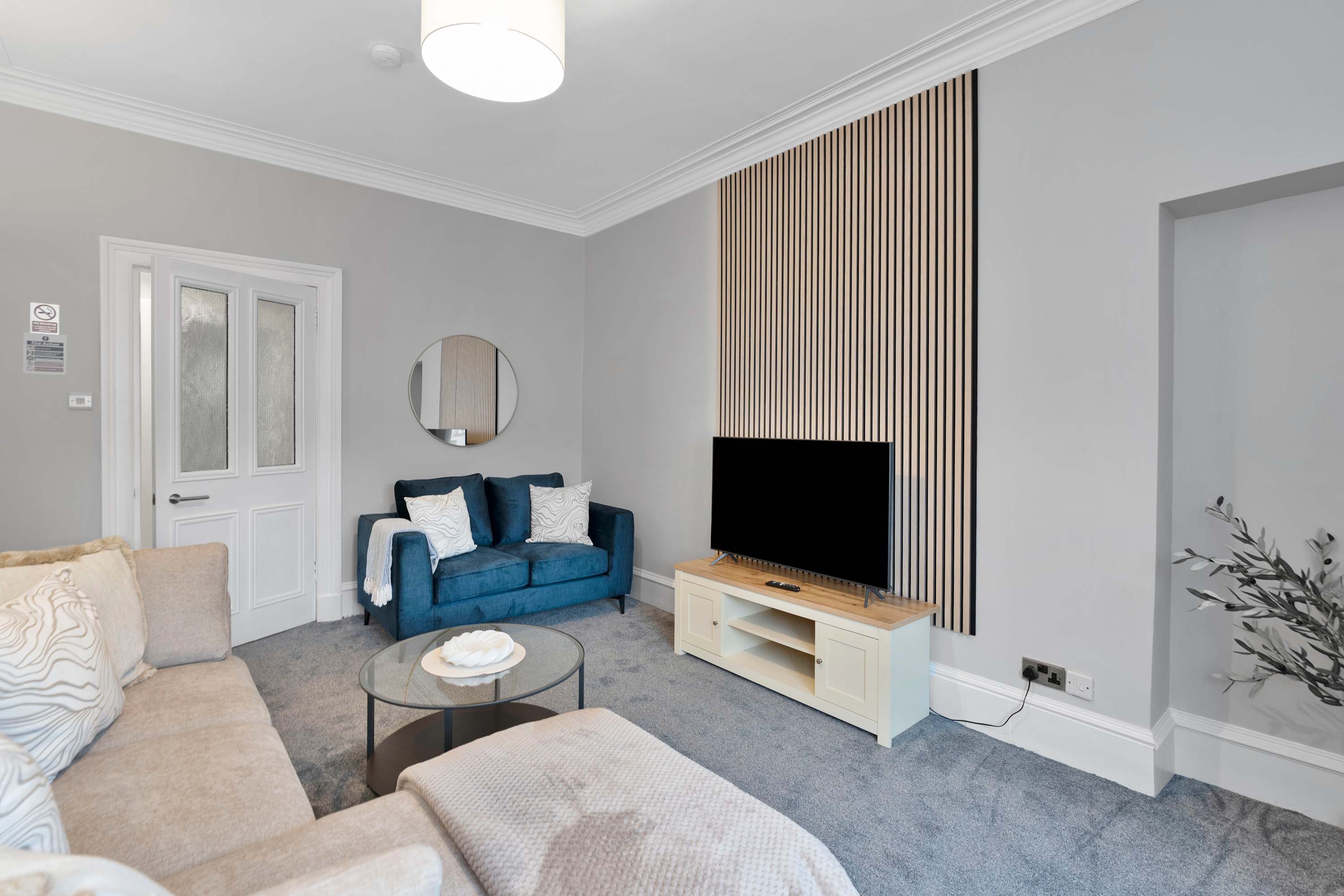 Spacious 3BR Hawick Apartment, Sleeps 6, Parking in Drumlanrig Square 1 TD9 0AS - Property image 3 - VivreStays