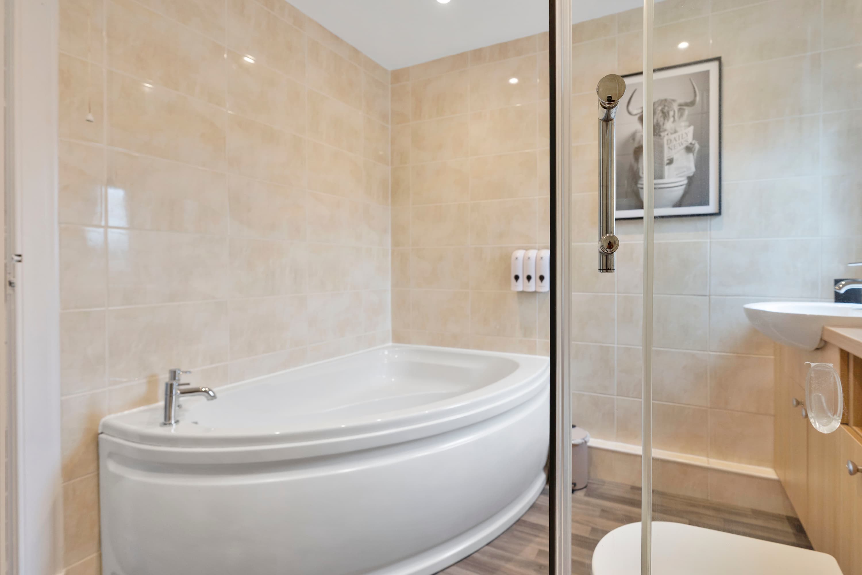 Contractor Friendly Hawick Apt, Parking, Sleeps 5 in Brougham Place 17 TD9 9JU - Property image 15 - VivreStays