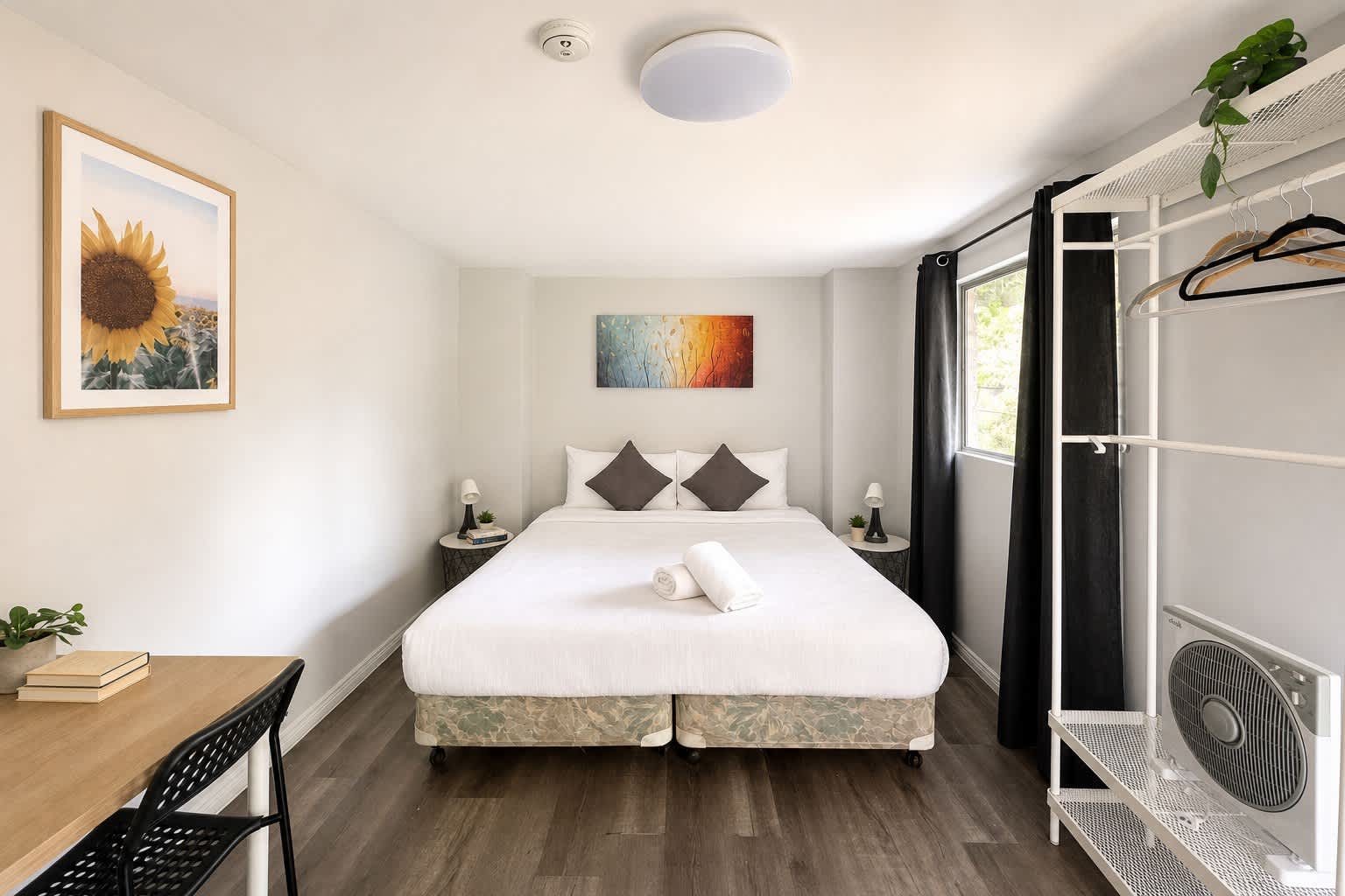 Detached King Studio with Private Bath & Kitchen in Carramar - Nearby Station & Shops — Carramar, New South Wales — vacation rental
