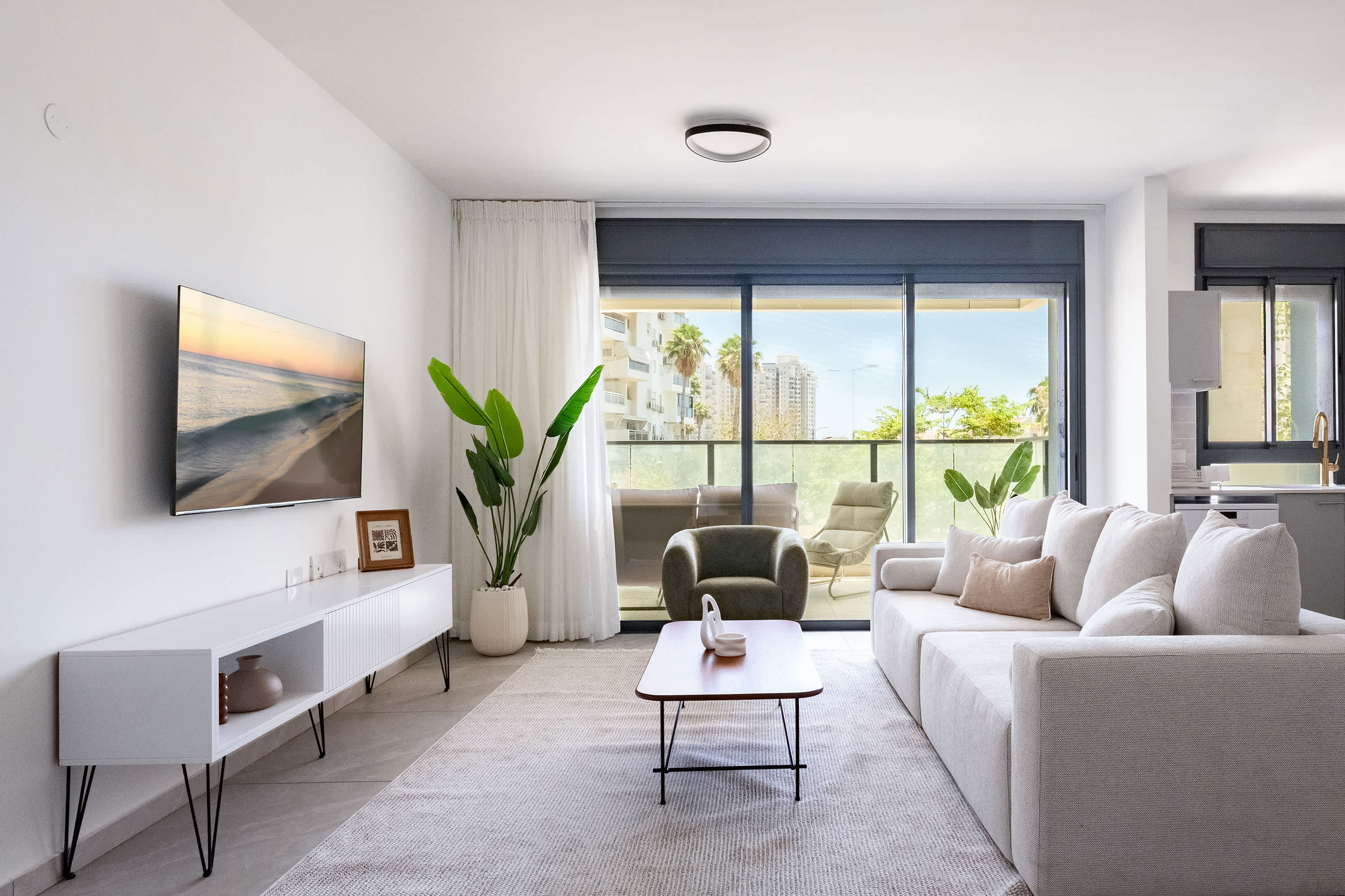 Elegant 4BR Stay l Balcony & Mamad