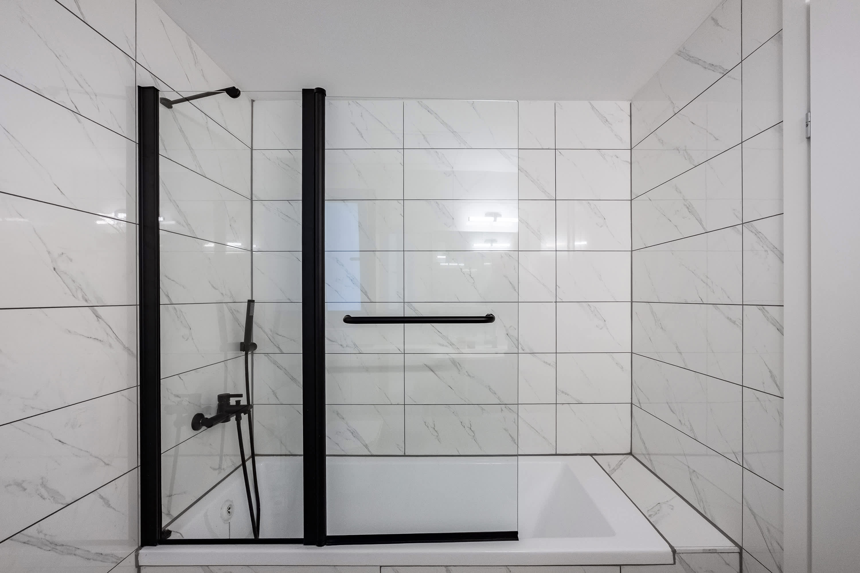 Elegant 4BR Stay l Balcony & Mamad