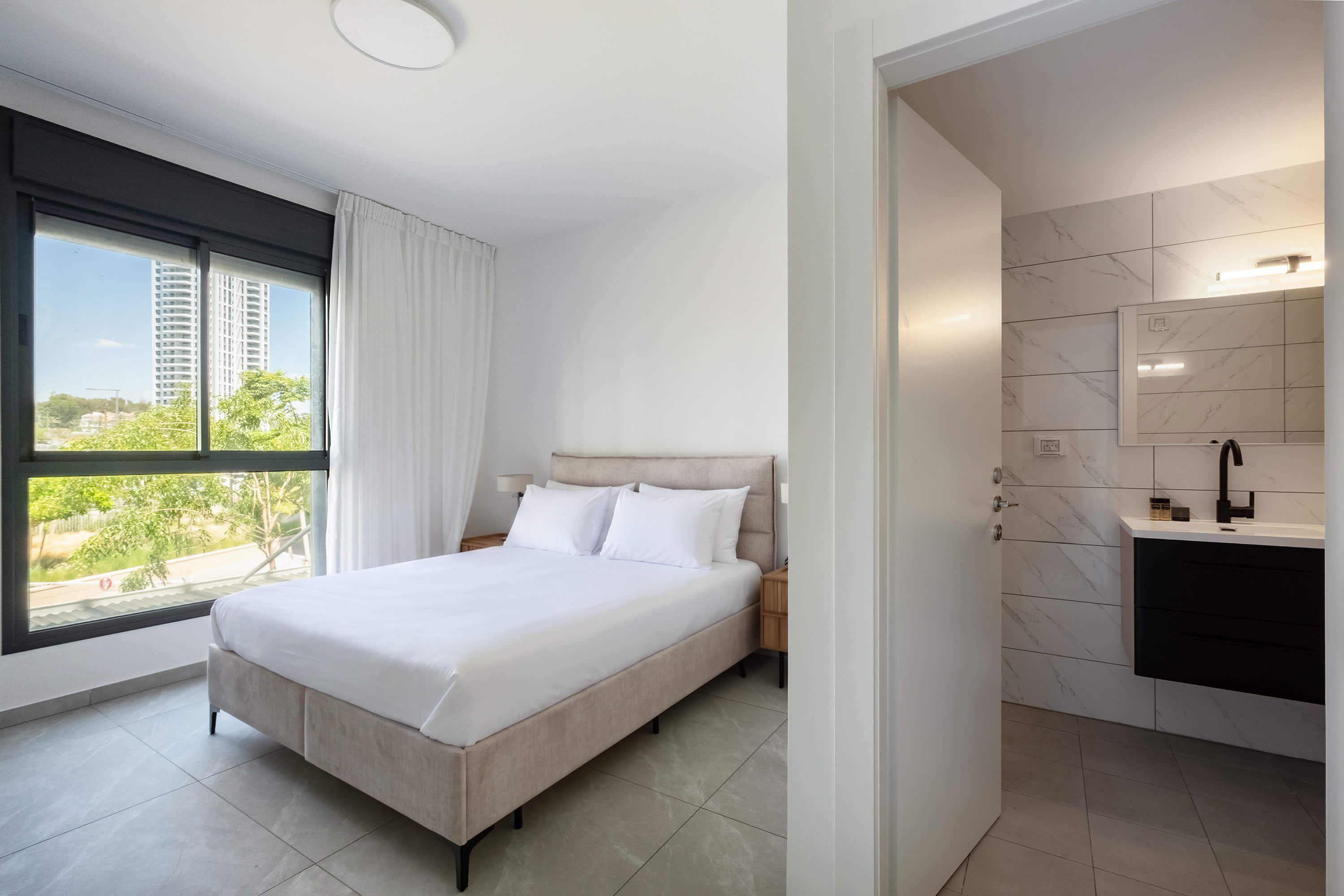 Elegant 4BR Stay l Balcony & Mamad