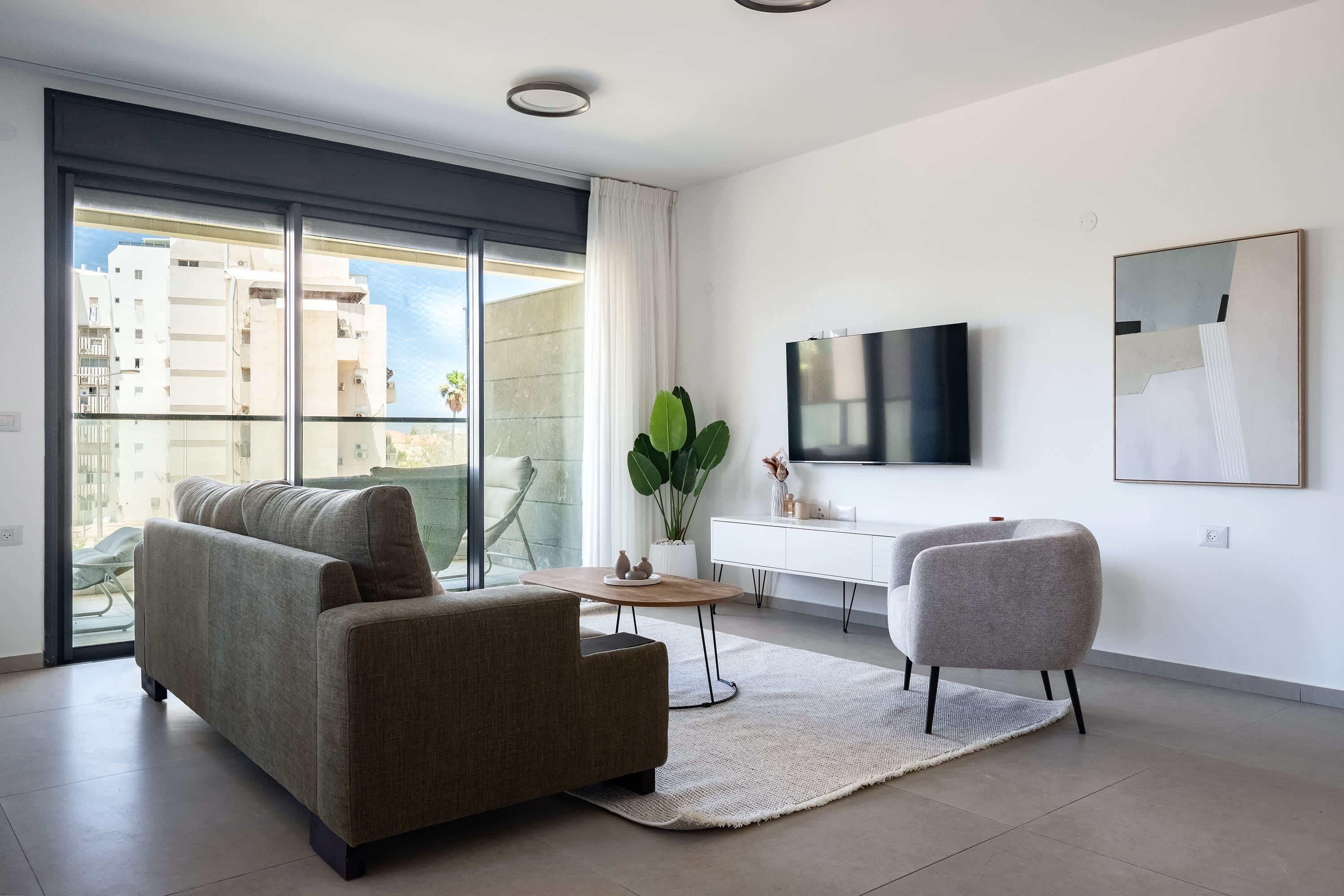 Stylish 4BR Apt l Private Balcony & Mamad