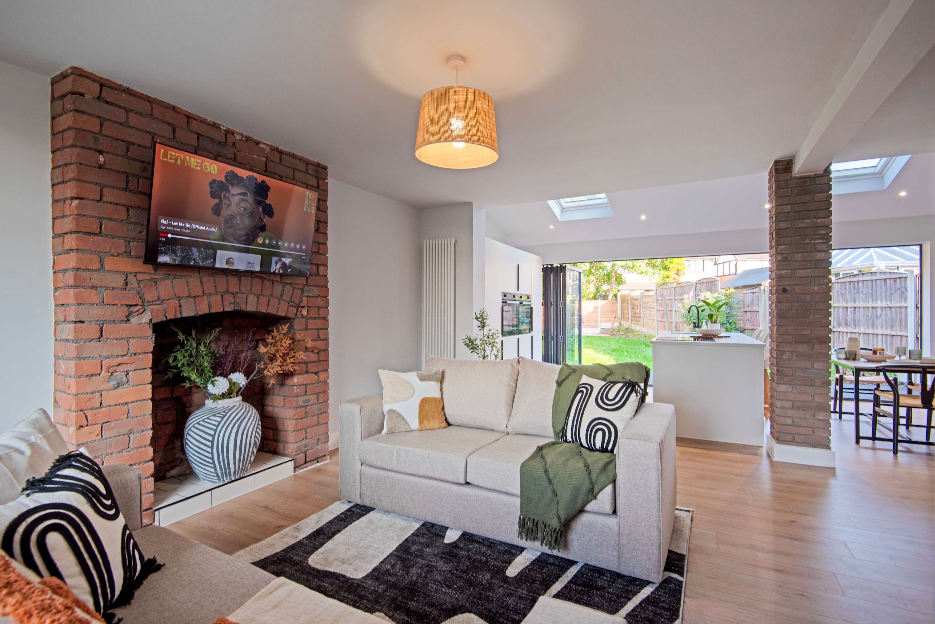 Modern home in Droylsden Mcr| Private Parking in Manor Road M43 6QD - Property image 5 - VivreStays