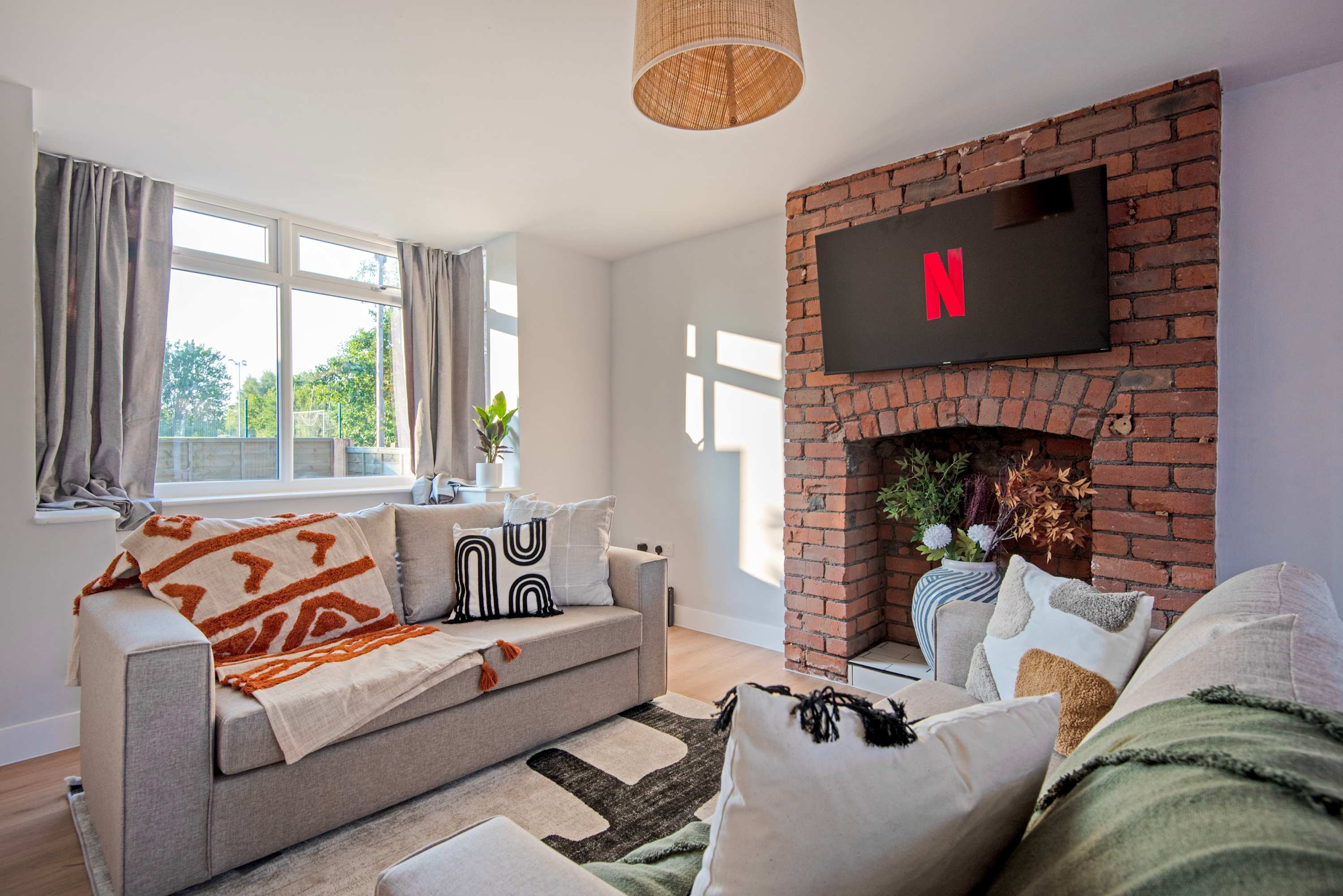 Modern home in Droylsden Mcr| Private Parking in Manor Road M43 6QD - Property image 3 - VivreStays