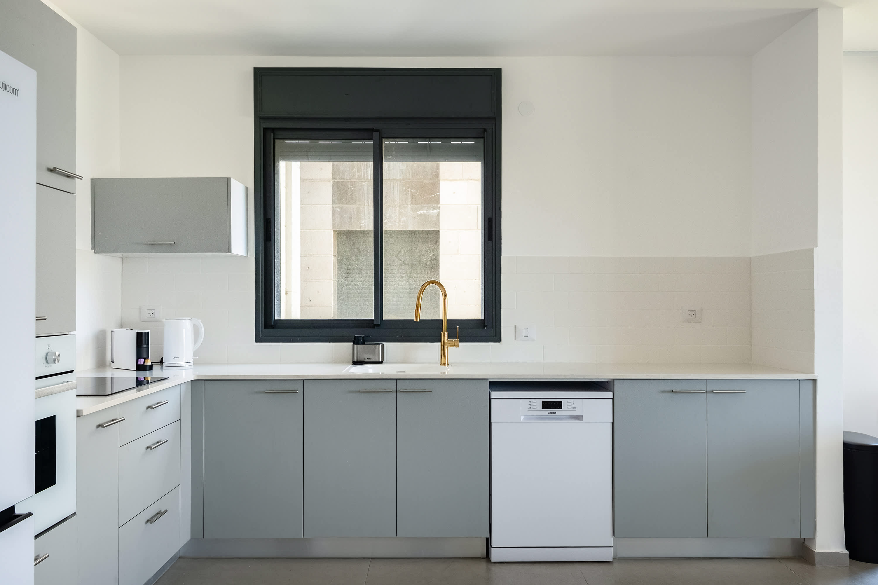 Spacious 4BR Apt l Sunny Balcony & Mamad