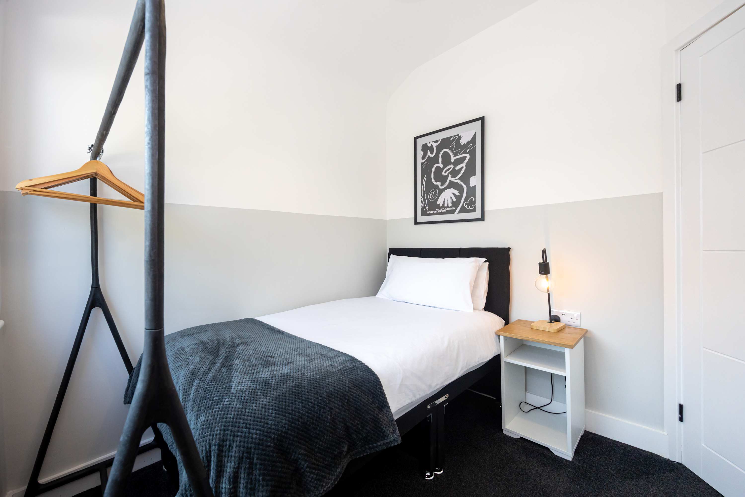 Modern home in Droylsden Mcr| Private Parking in Manor Road M43 6QD - Property image 9 - VivreStays