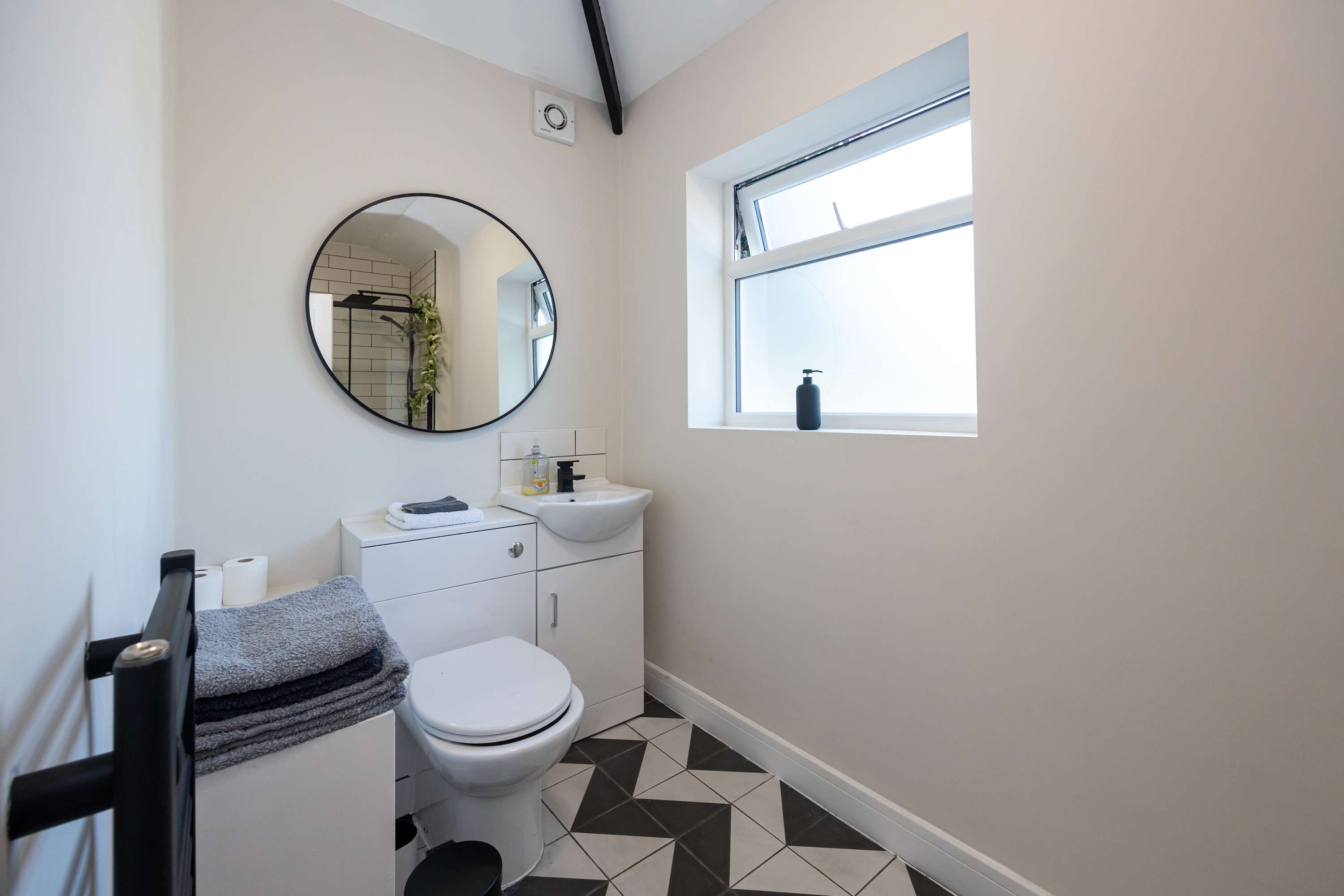 Modern home in Droylsden Mcr| Private Parking in Manor Road M43 6QD - Property image 34 - VivreStays