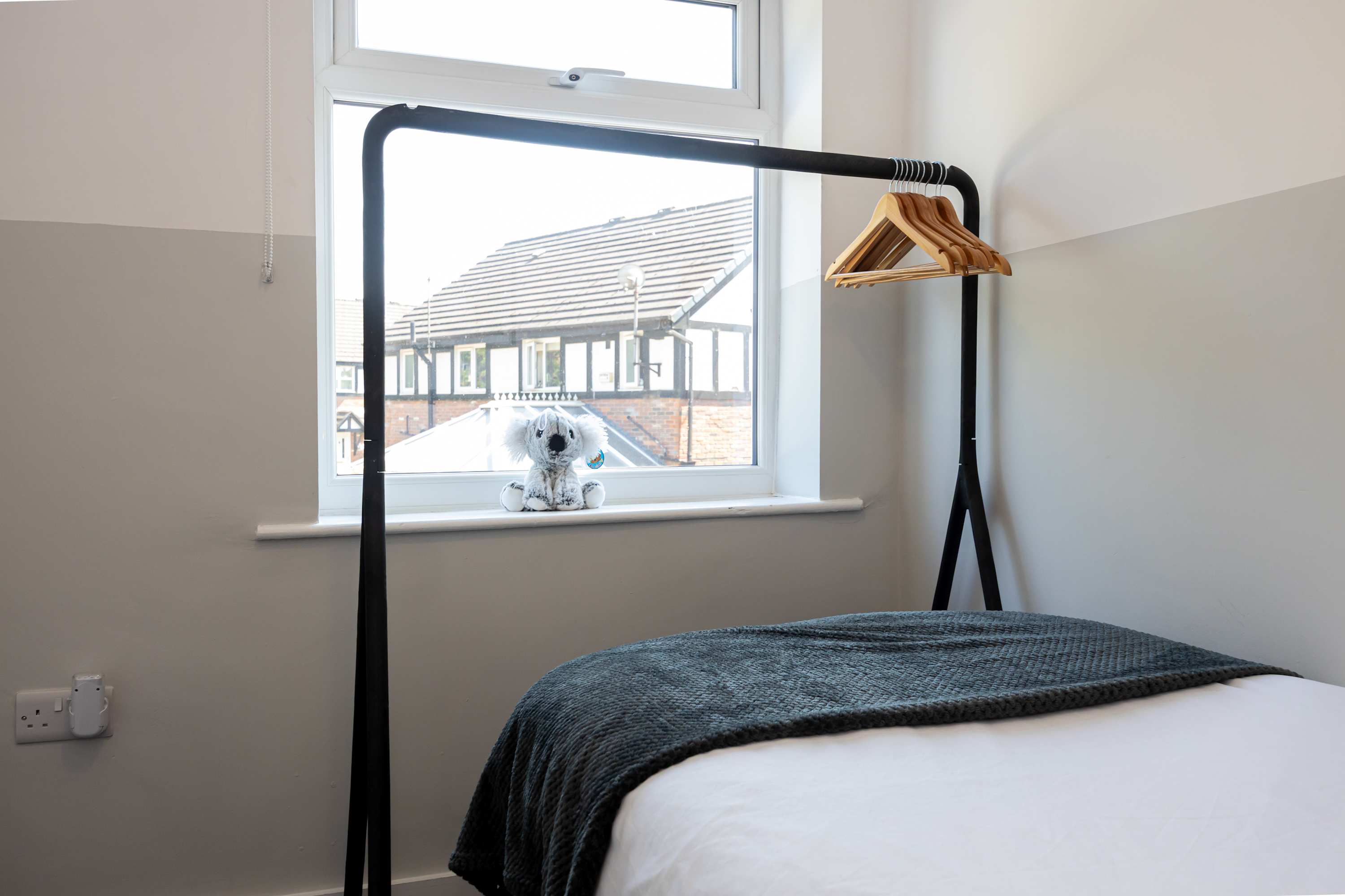 Modern home in Droylsden Mcr| Private Parking in Manor Road M43 6QD - Property image 8 - VivreStays
