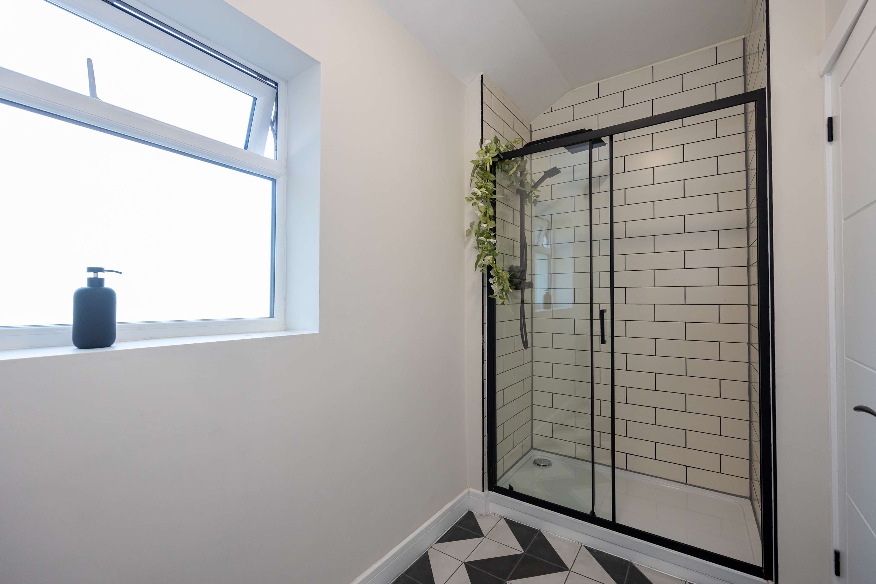 Modern home in Droylsden Mcr| Private Parking in Manor Road M43 6QD - Property image 11 - VivreStays