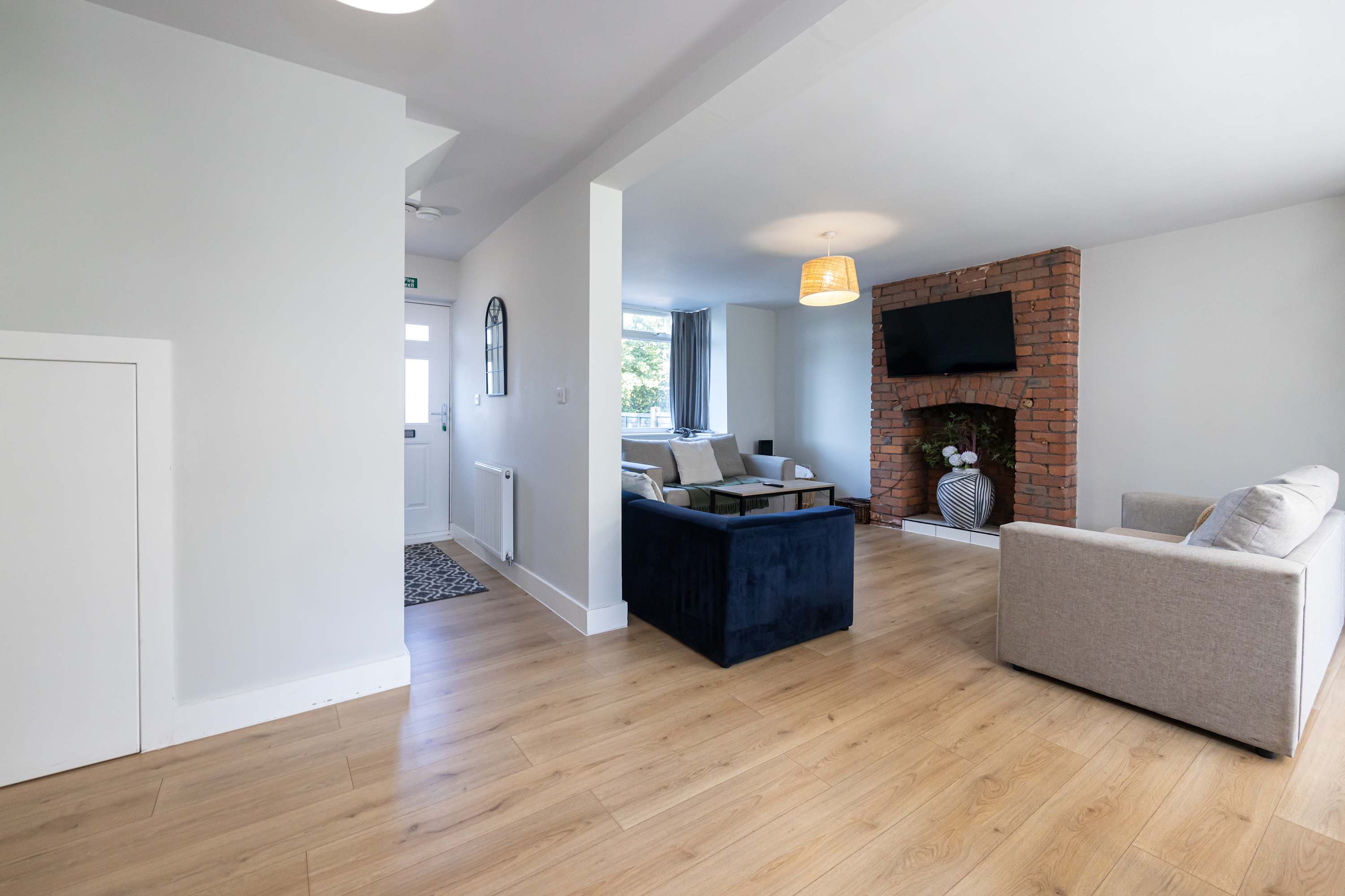Modern home in Droylsden Mcr| Private Parking in Manor Road M43 6QD - Property image 12 - VivreStays