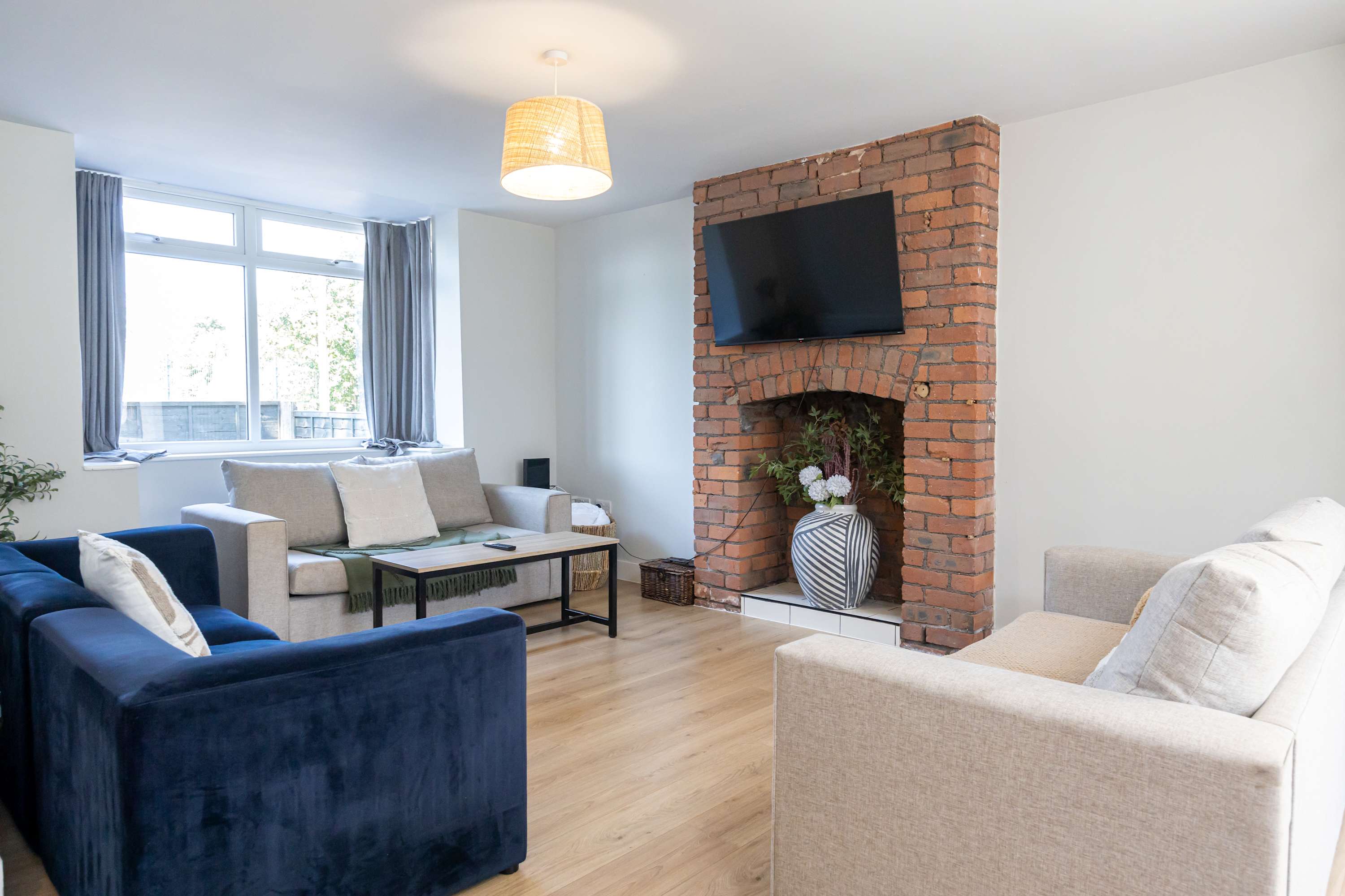 Modern home in Droylsden Mcr| Private Parking in Manor Road M43 6QD - Property image 16 - VivreStays