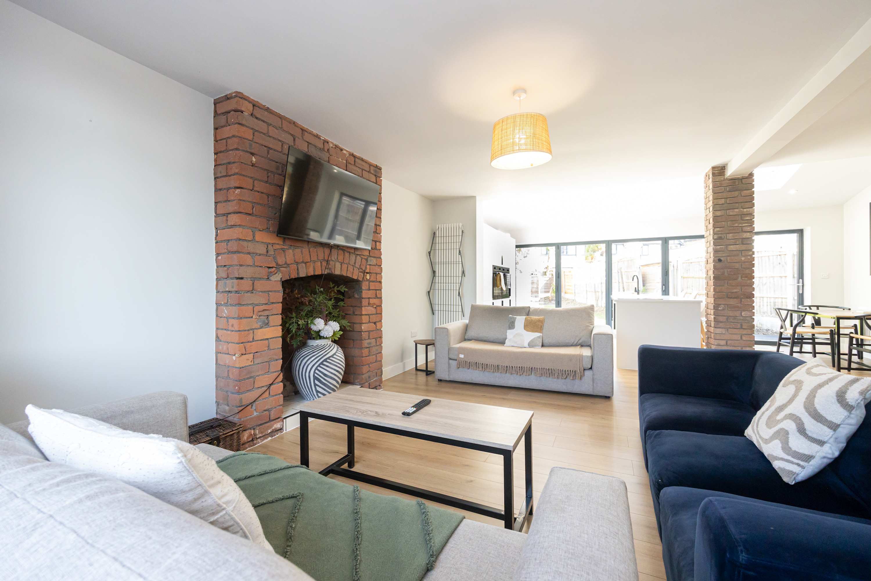 Modern home in Droylsden Mcr| Private Parking in Manor Road M43 6QD - Property image 17 - VivreStays