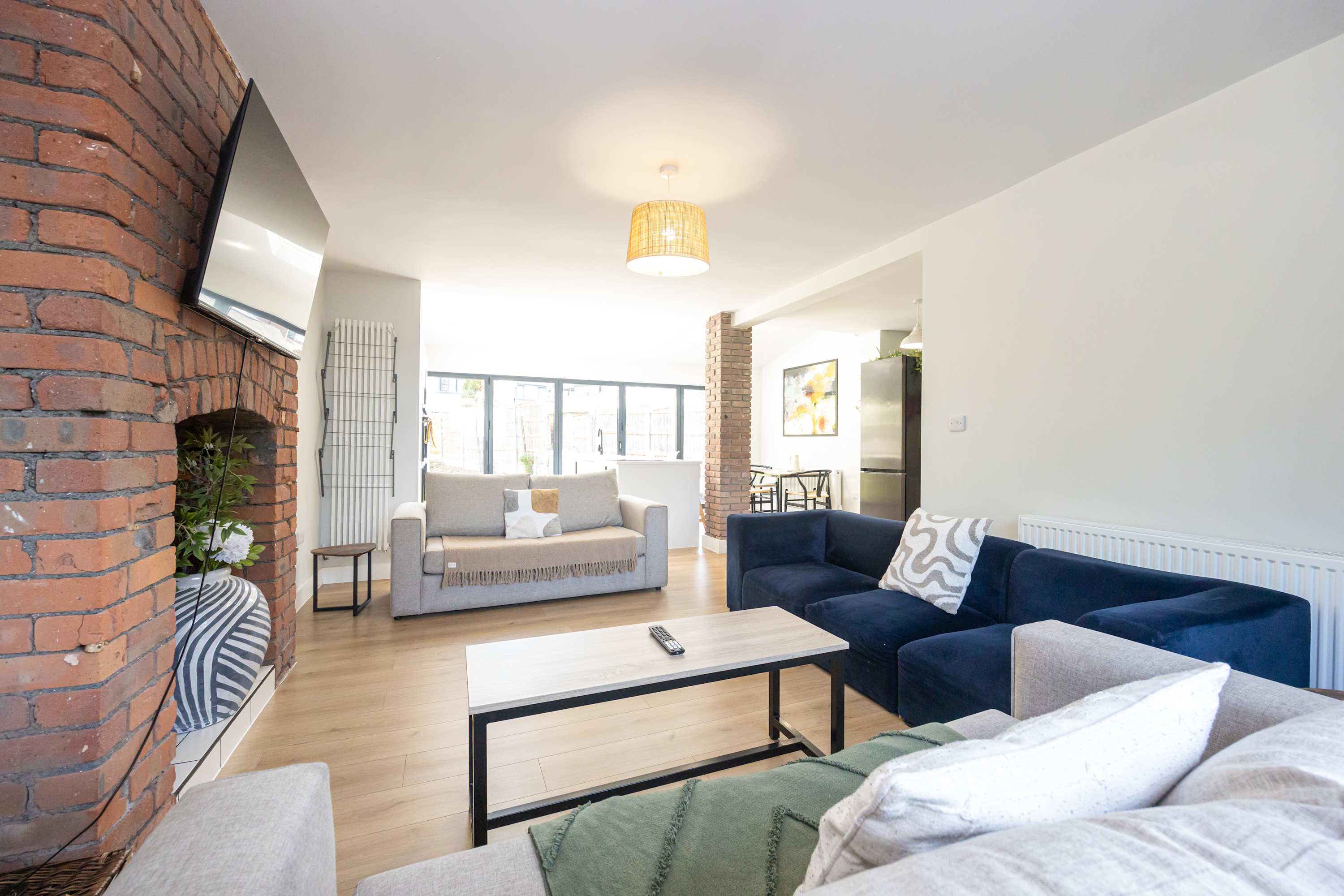 Modern home in Droylsden Mcr| Private Parking in Manor Road M43 6QD - Property image 18 - VivreStays