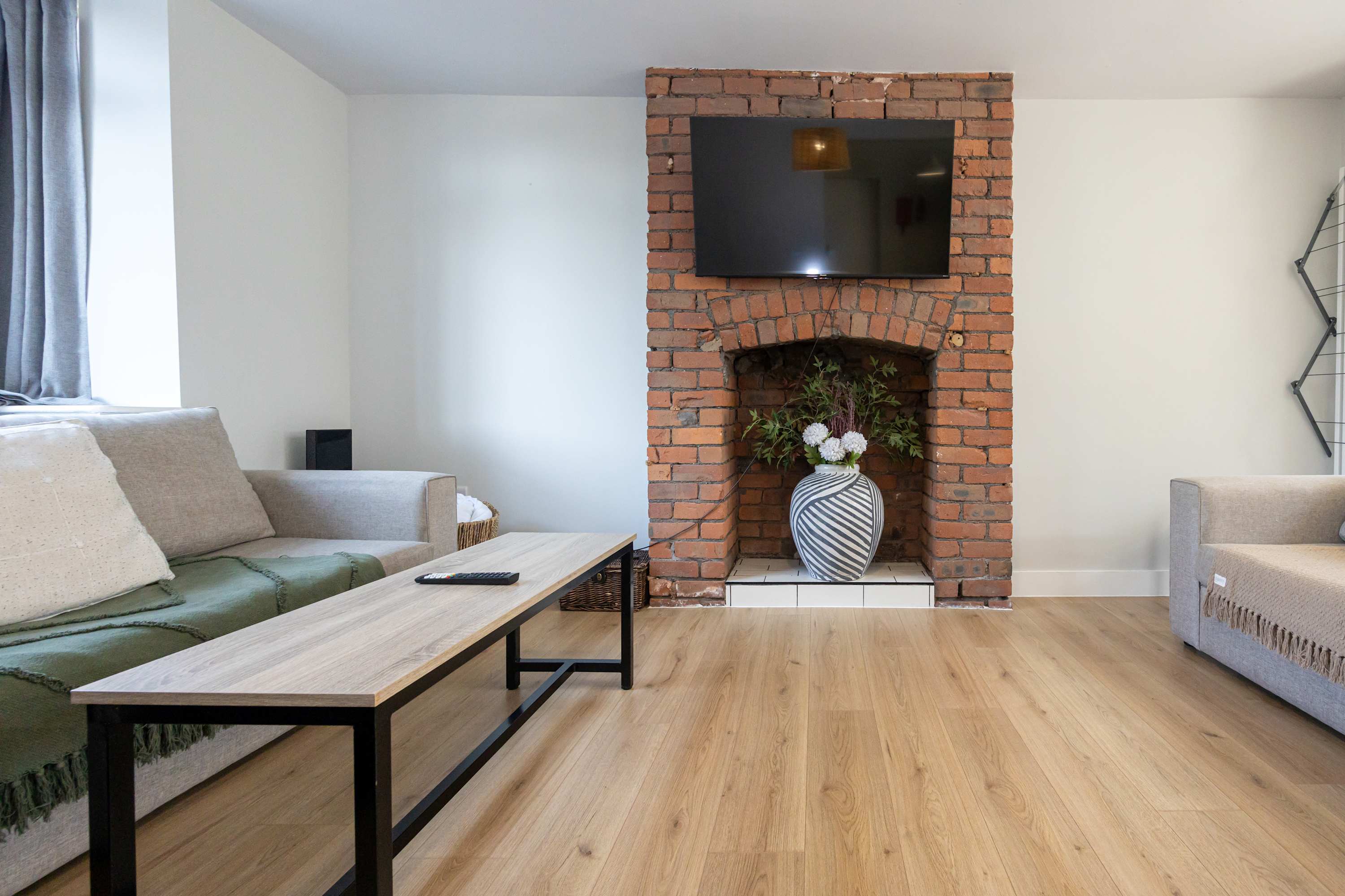 Modern home in Droylsden Mcr| Private Parking in Manor Road M43 6QD - Property image 21 - VivreStays