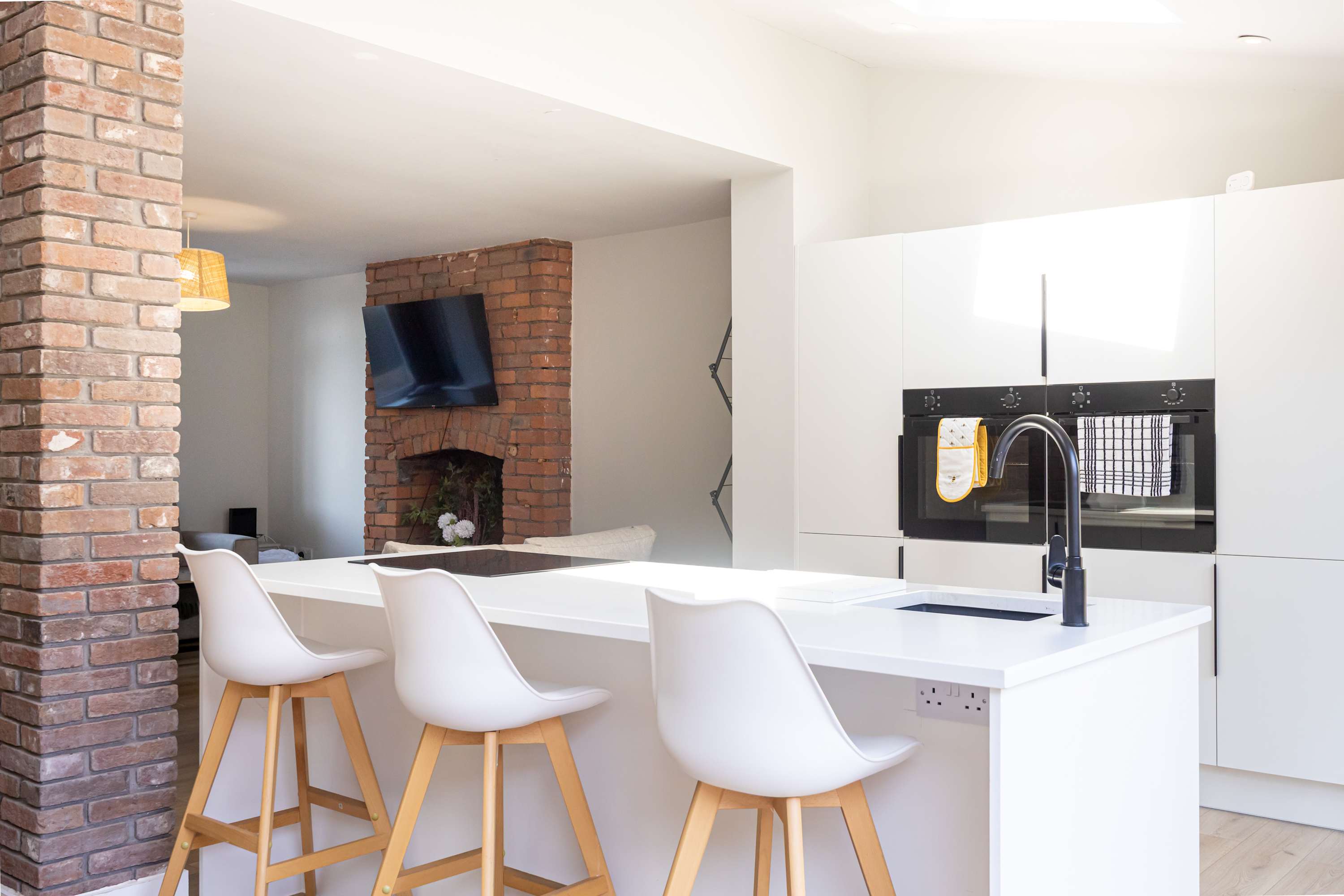Modern home in Droylsden Mcr| Private Parking in Manor Road M43 6QD - Property image 28 - VivreStays