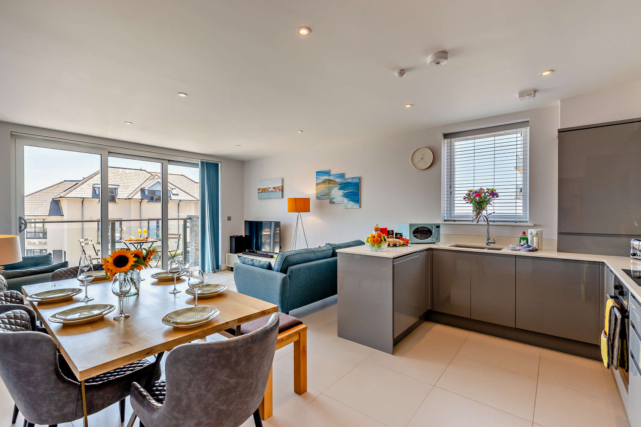 Ocean View Beach Apartment with Balcony & Parking in Warren Edge Close 7 BH6 4AY - Property image 2 - VivreStays