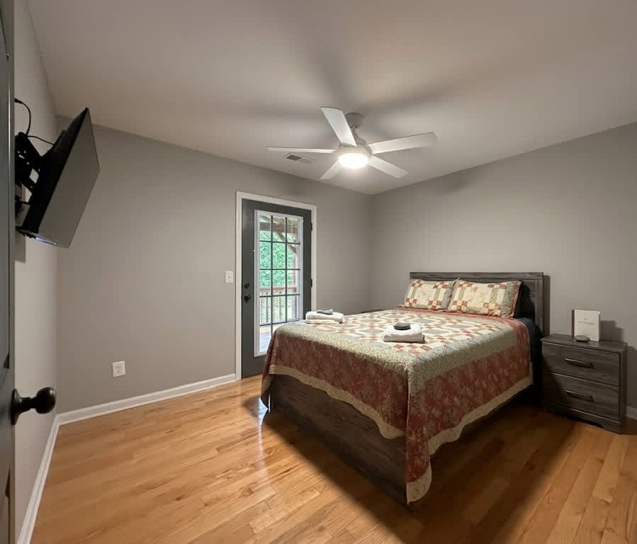 Bedroom 2 (Upstairs)