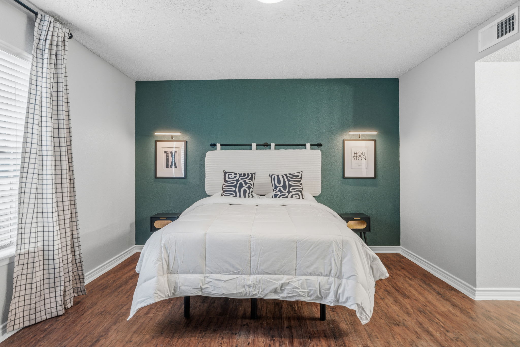 Relax in this stylish bedroom with a cozy bed and modern decor, perfect for a restful night's sleep.