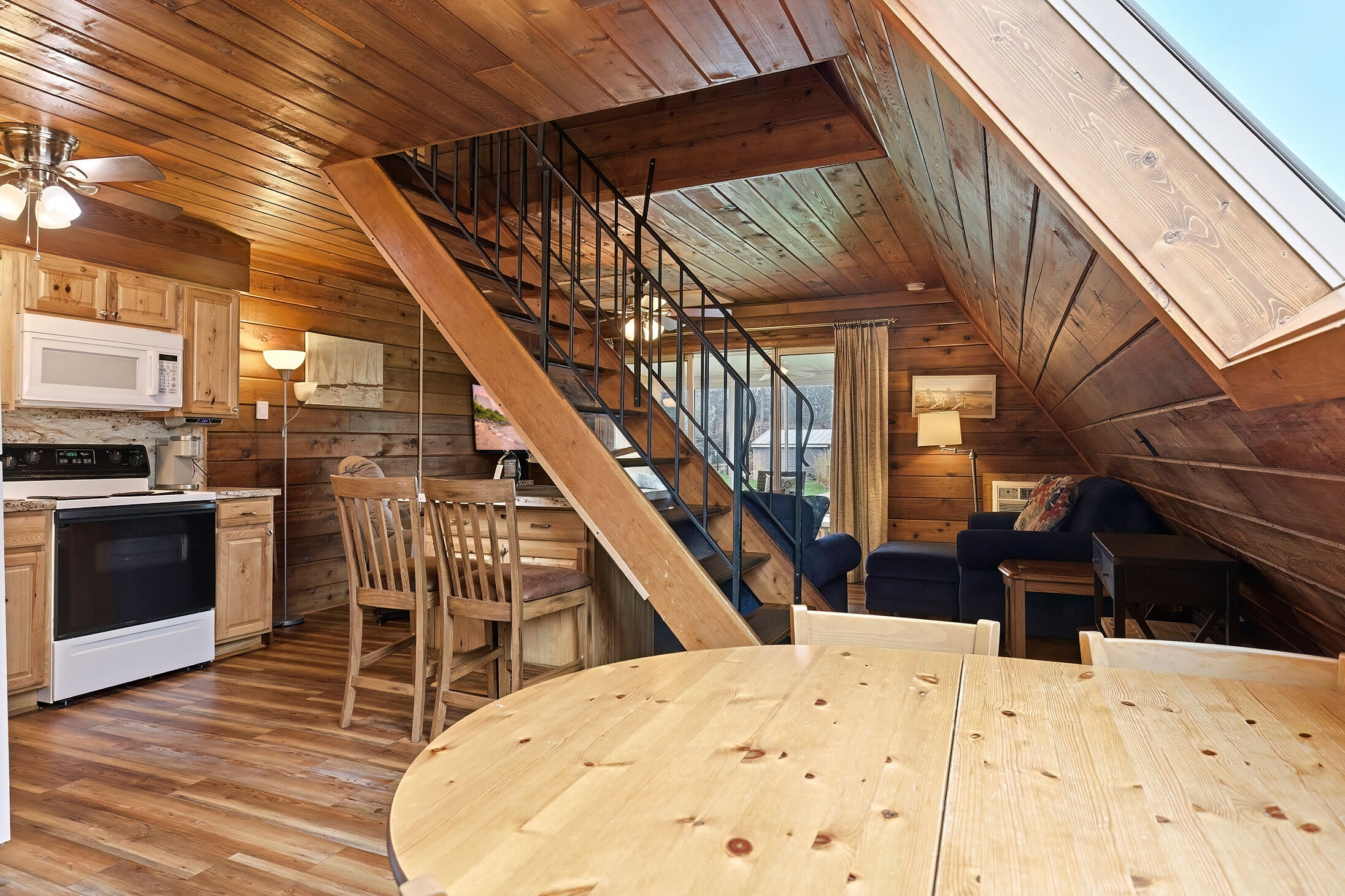 A seamless space for dining, lounging, and everything between!