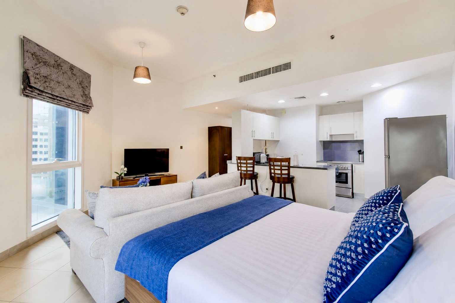 Dubai Studio: City Views, Pool & Gym Access - Image 4