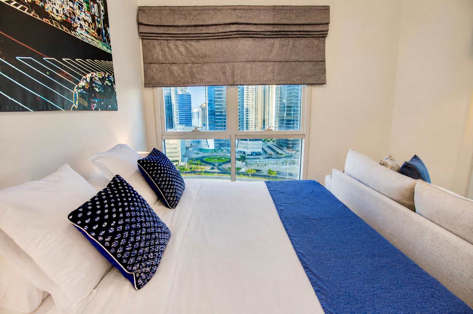 Dubai Studio: City Views, Pool & Gym Access - Image 5