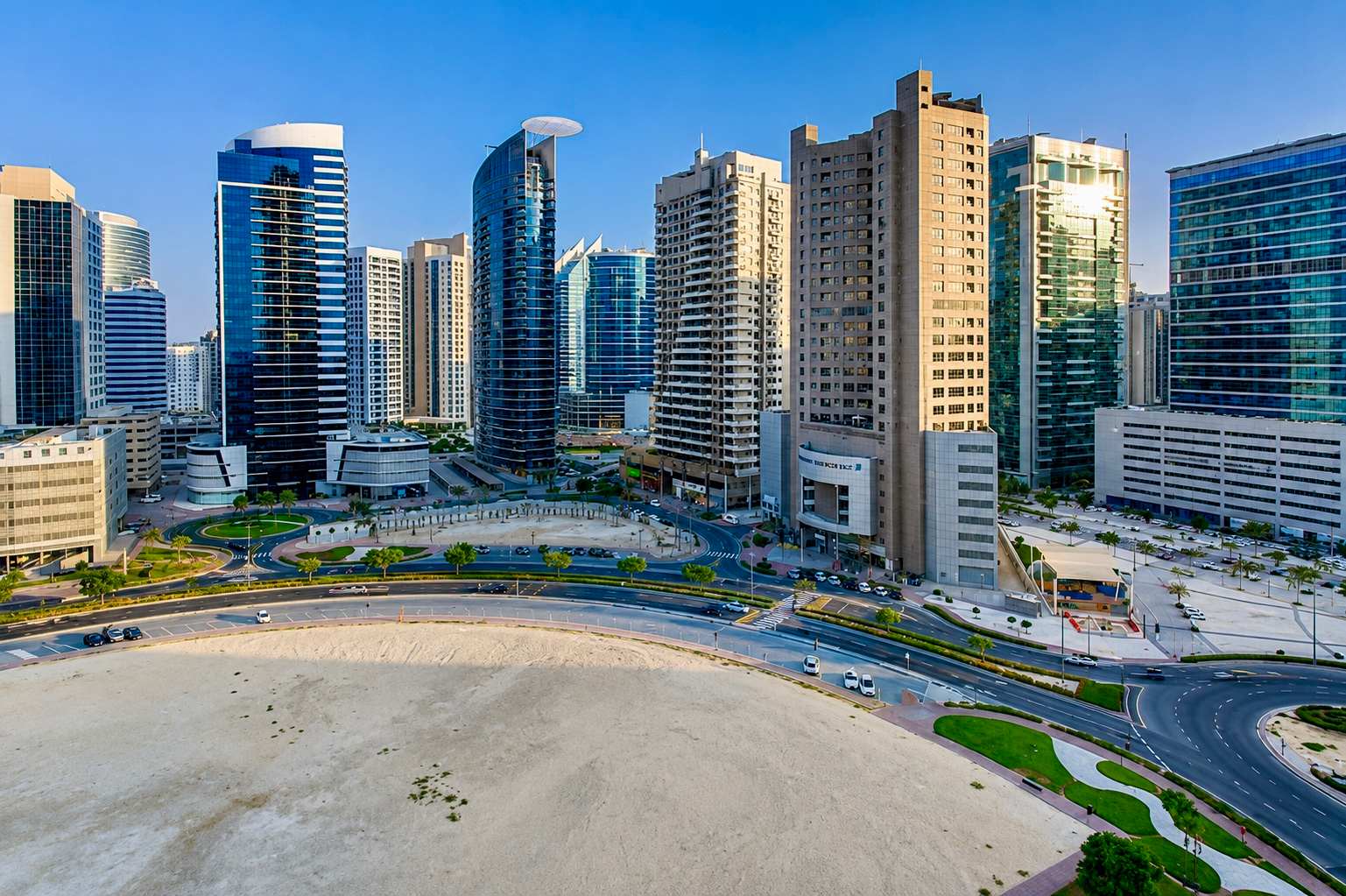 Dubai Studio: City Views, Pool & Gym Access - Image 22