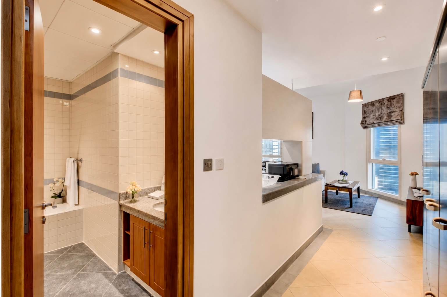Dubai Studio: City Views, Pool & Gym Access - Image 13
