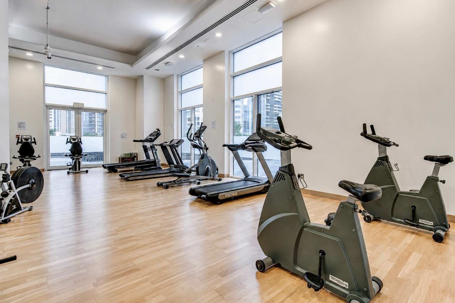 Dubai Studio: City Views, Pool & Gym Access - Image 18
