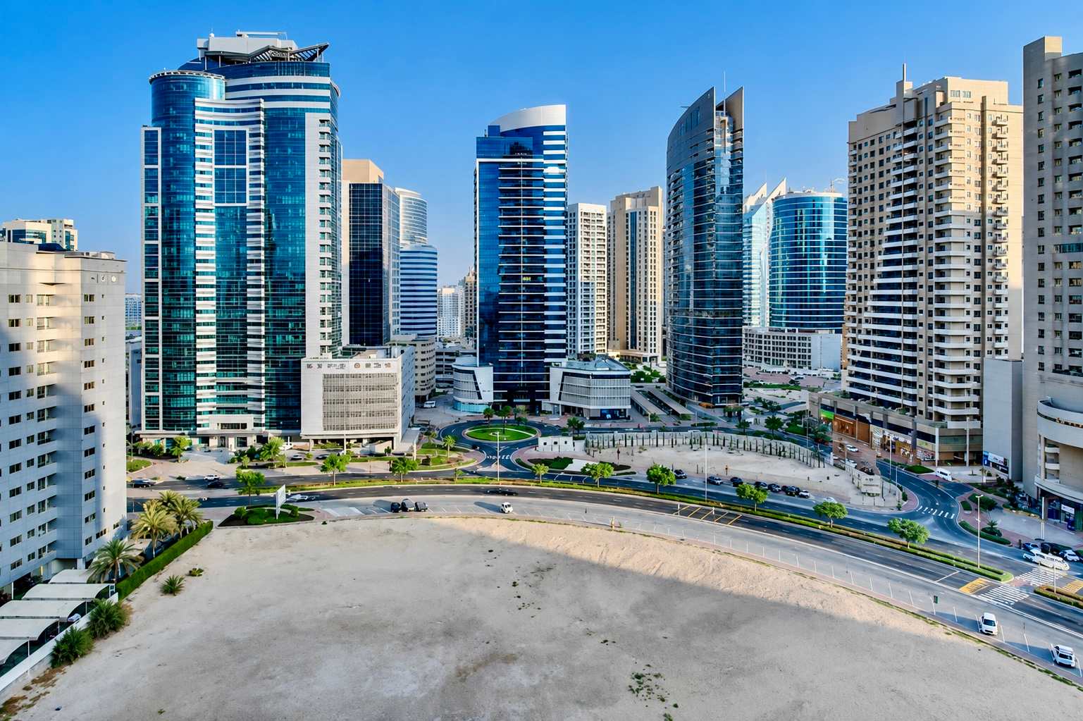 Dubai Studio: City Views, Pool & Gym Access - Image 21