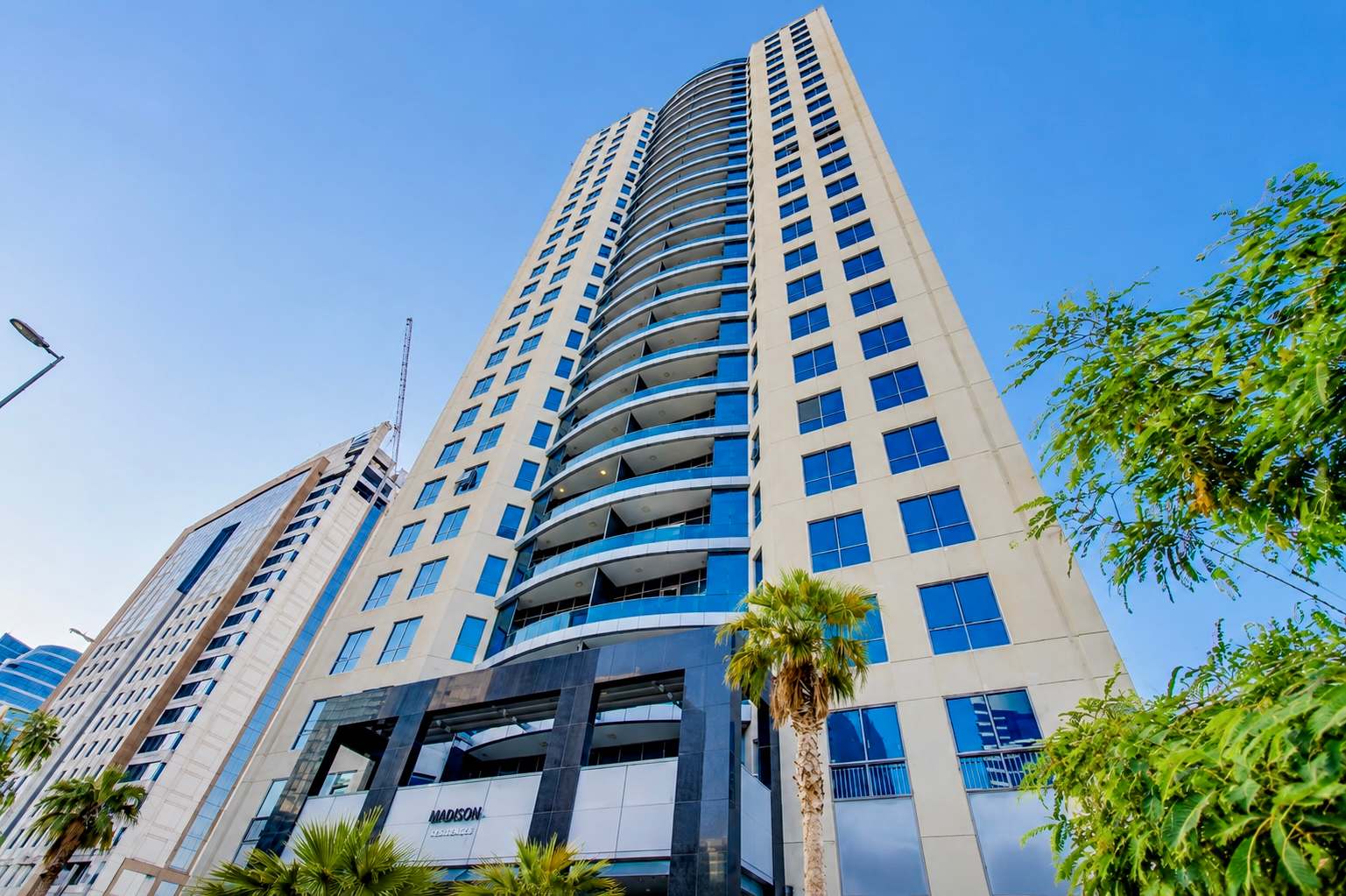 Dubai Studio: City Views, Pool & Gym Access - Image 20