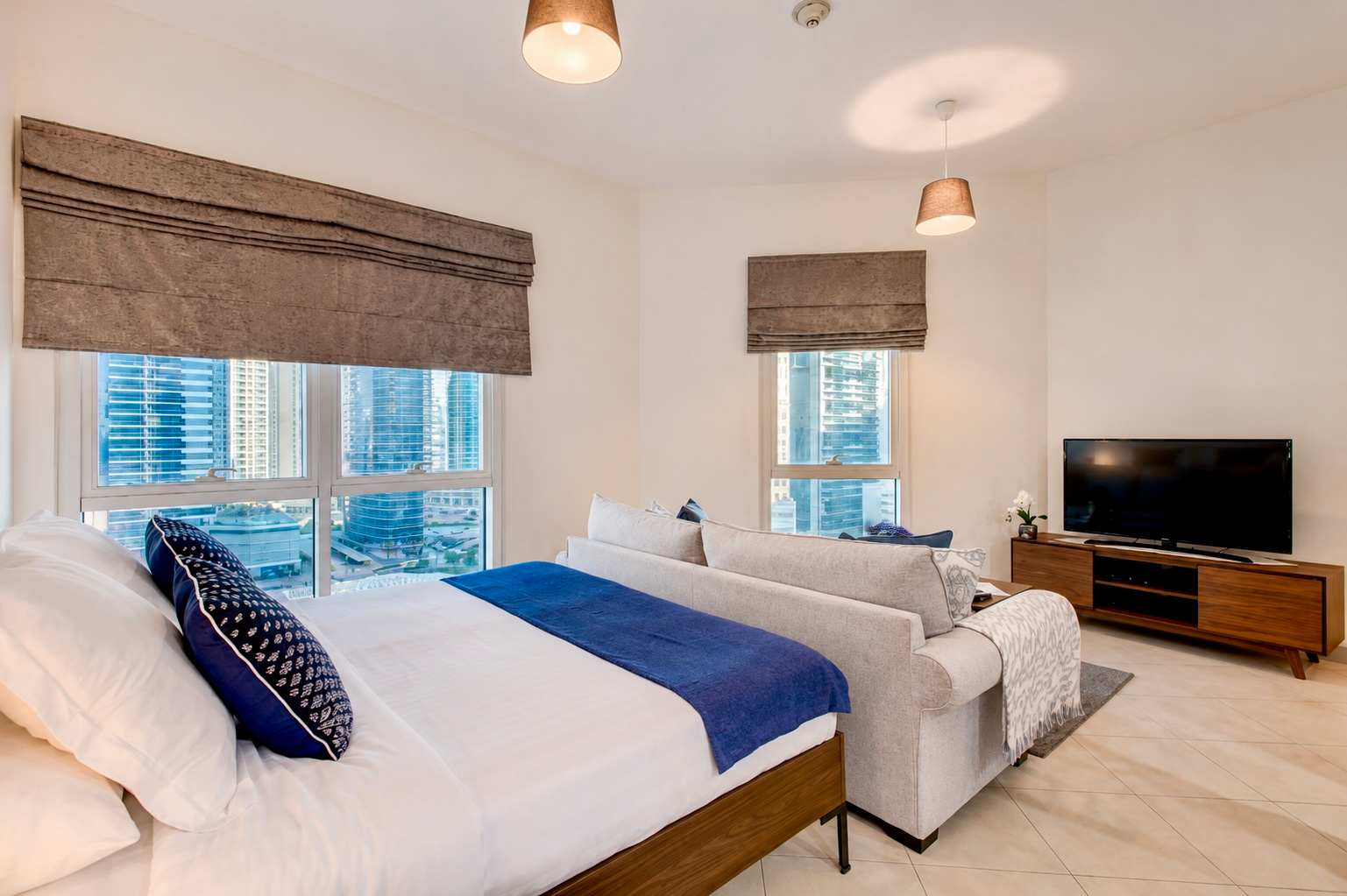 Dubai Studio: City Views, Pool & Gym Access - Image 6