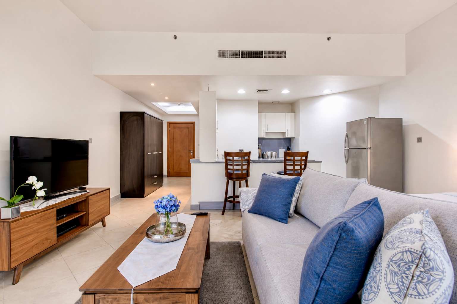 Dubai Studio: City Views, Pool & Gym Access - Image 2