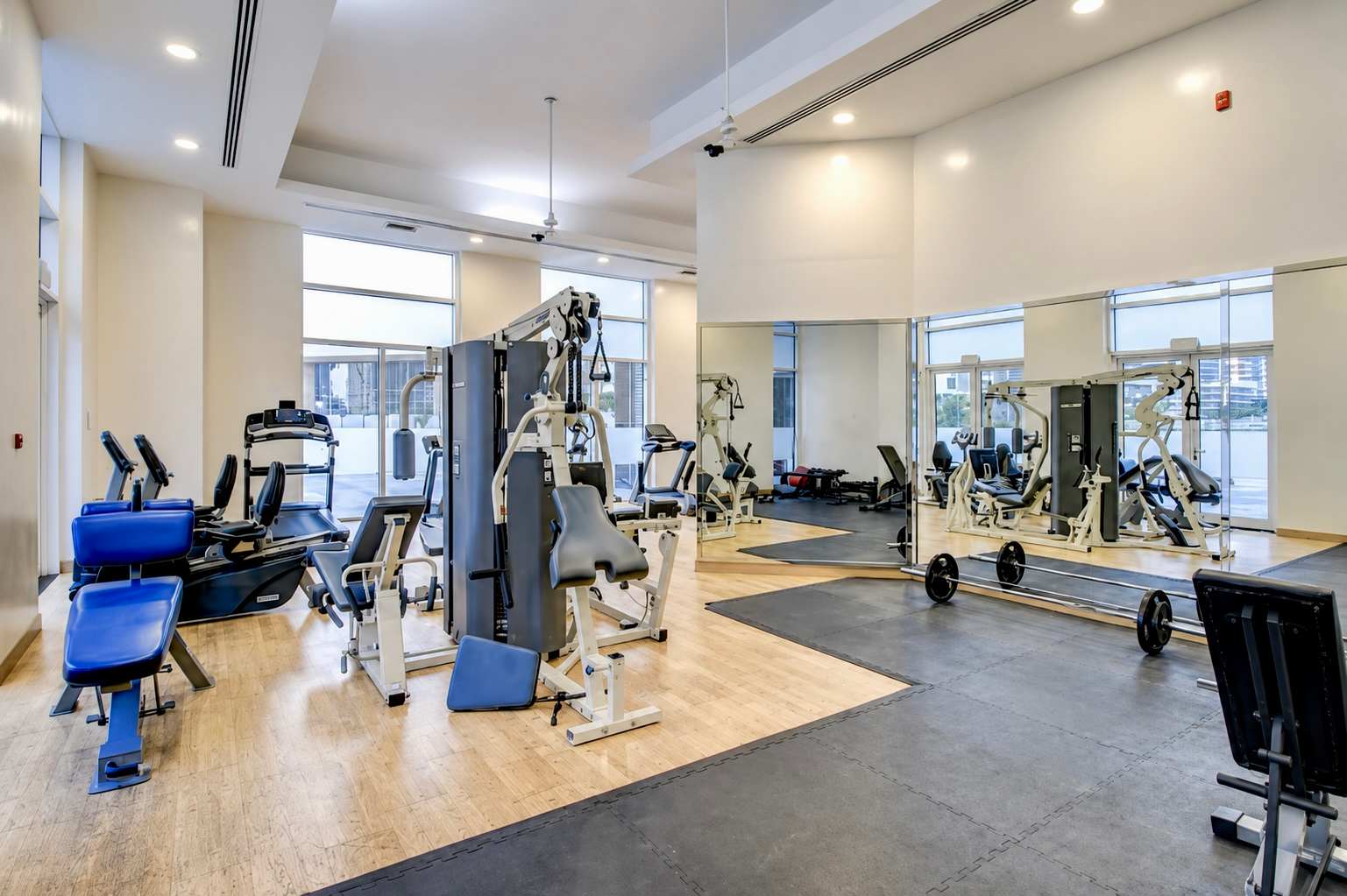 Dubai Studio: City Views, Pool & Gym Access - Image 19