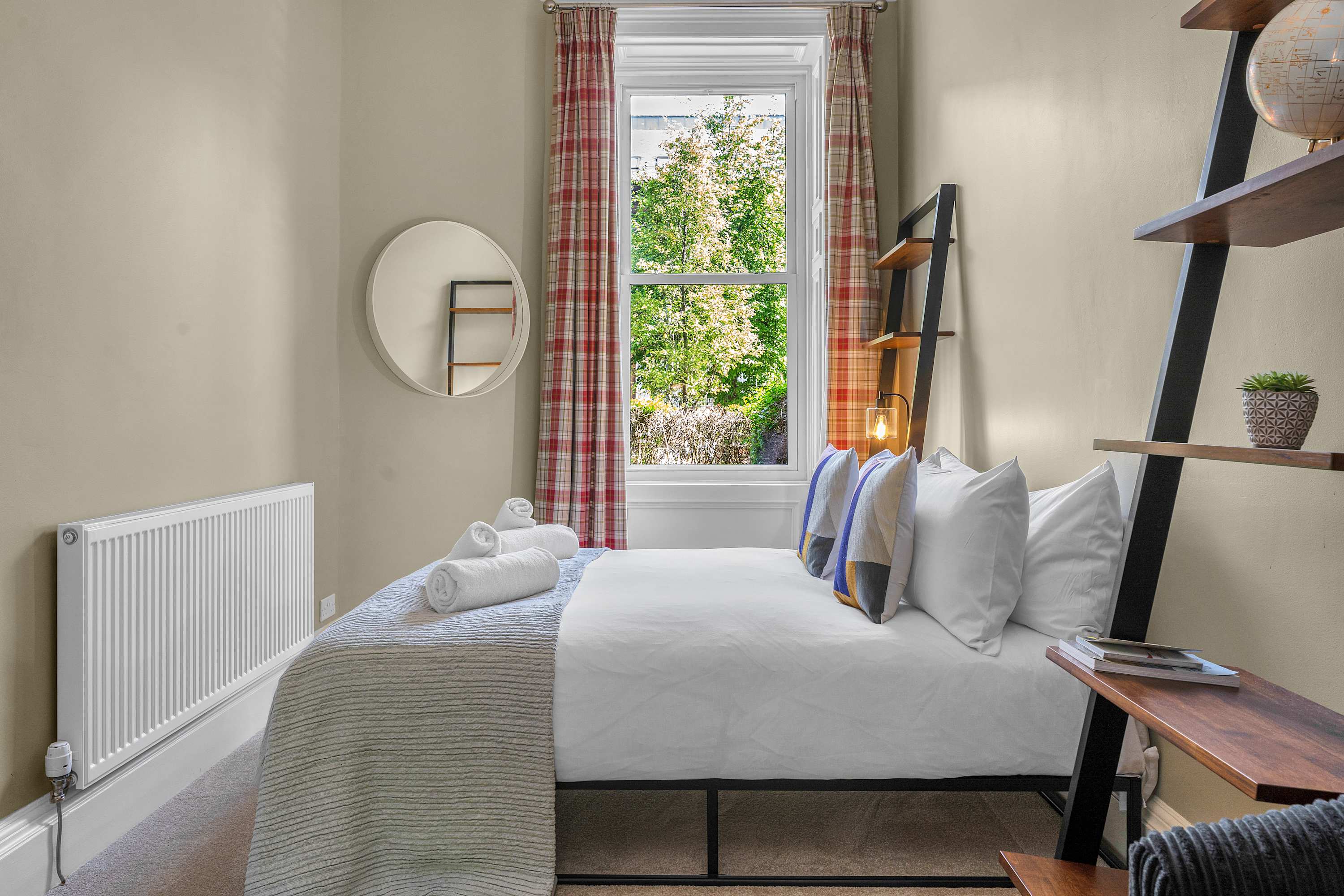 Private Patio & BBQ Walk to Tram Heart of Edinburgh City Centre in McDonald Road 142 EH7 4NL - Property image 11 - VivreStays