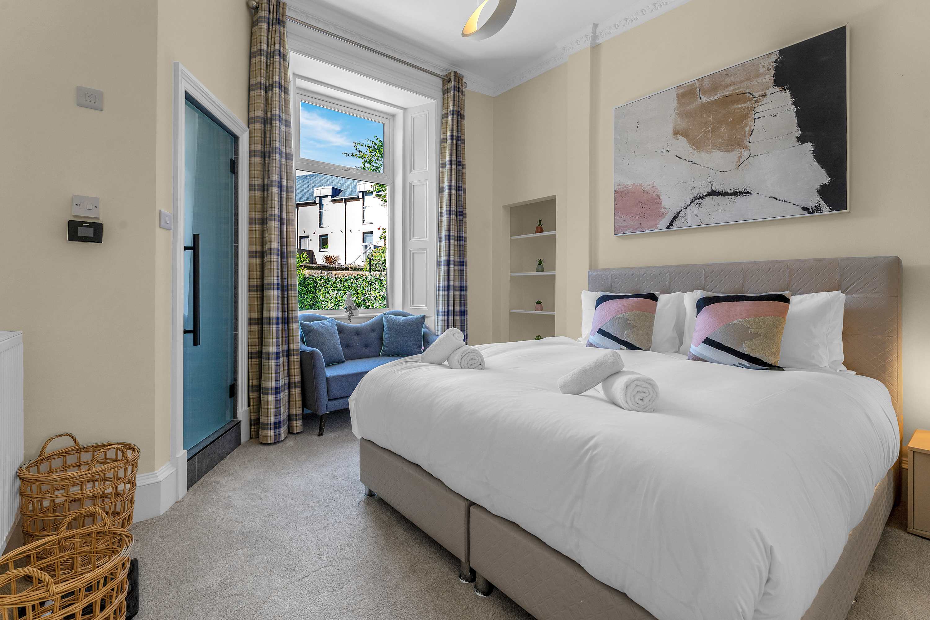 Private Patio & BBQ Walk to Tram Heart of Edinburgh City Centre in McDonald Road 142 EH7 4NL - Property image 3 - VivreStays