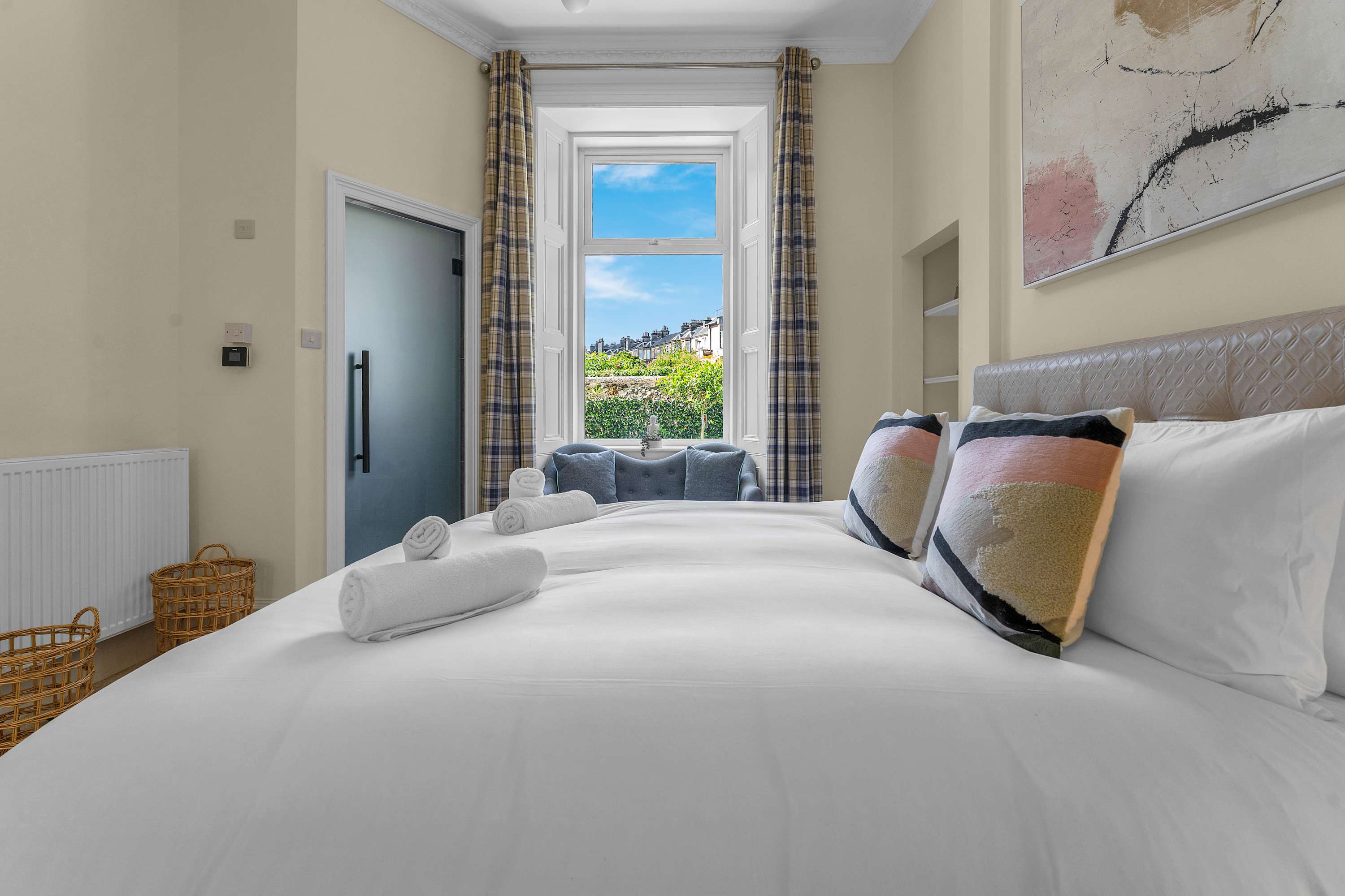 Private Patio & BBQ Walk to Tram Heart of Edinburgh City Centre in McDonald Road 142 EH7 4NL - Property image 14 - VivreStays