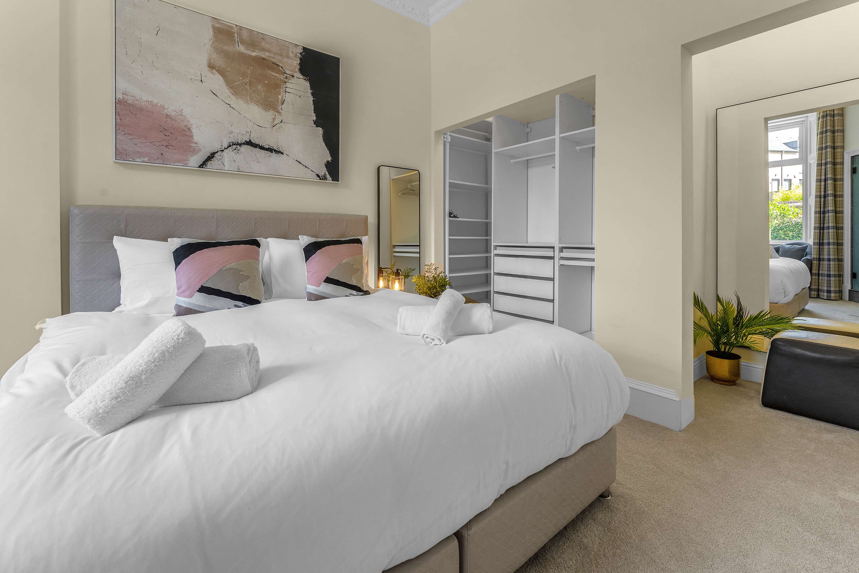 Private Patio & BBQ Walk to Tram Heart of Edinburgh City Centre in McDonald Road 142 EH7 4NL - Property image 13 - VivreStays