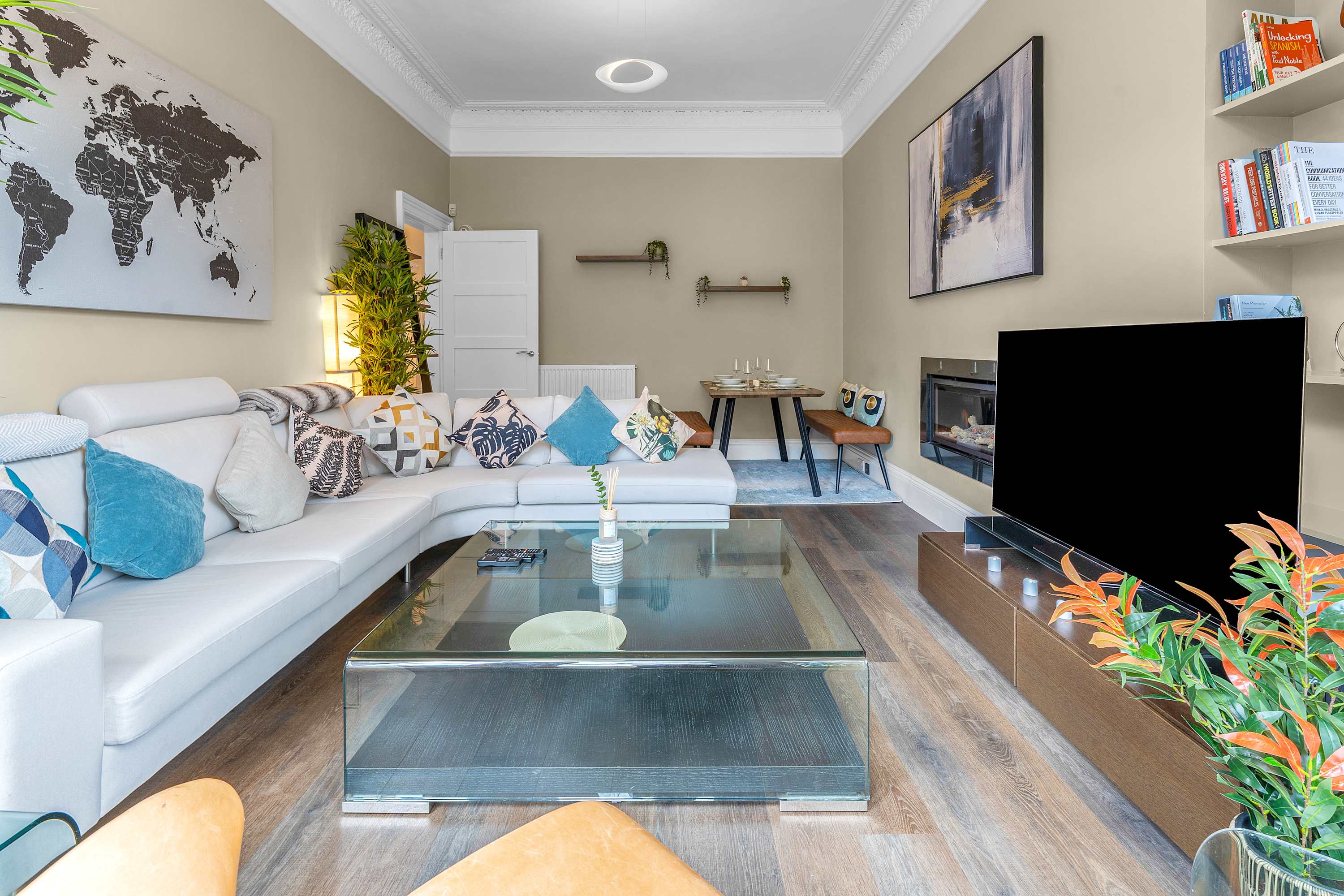 Private Patio & BBQ Walk to Tram Heart of Edinburgh City Centre serviced apartment - Edinburgh - VivreStays