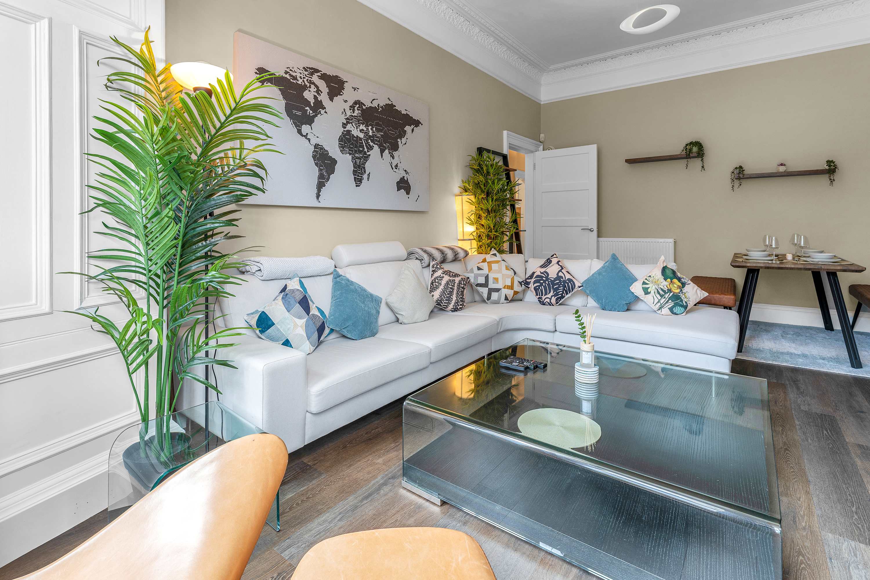 Private Patio & BBQ Walk to Tram Heart of Edinburgh City Centre in McDonald Road 142 EH7 4NL - Property image 6 - VivreStays