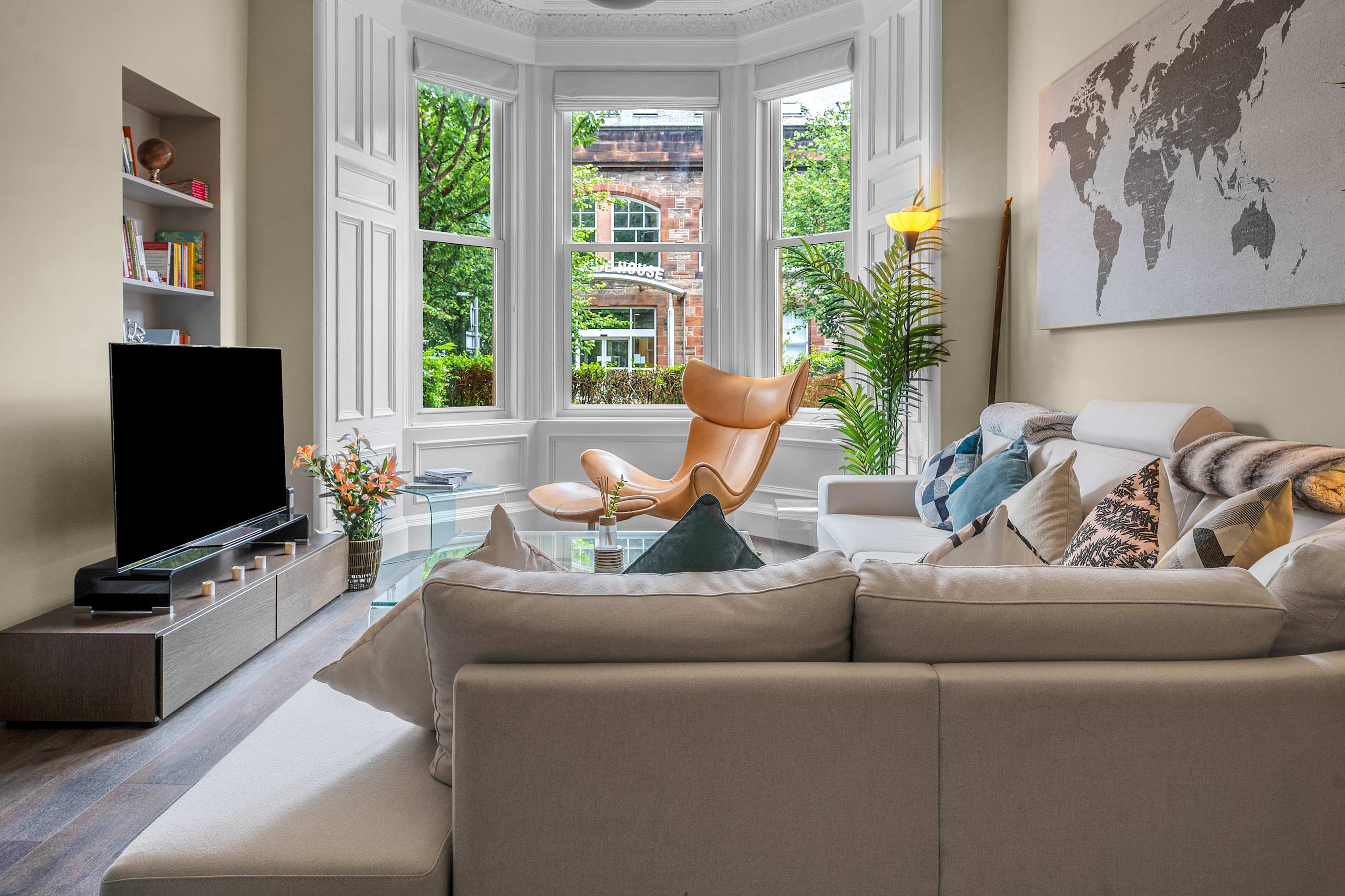 Private Patio & BBQ Walk to Tram Heart of Edinburgh City Centre in McDonald Road 142 EH7 4NL - Property image 5 - VivreStays