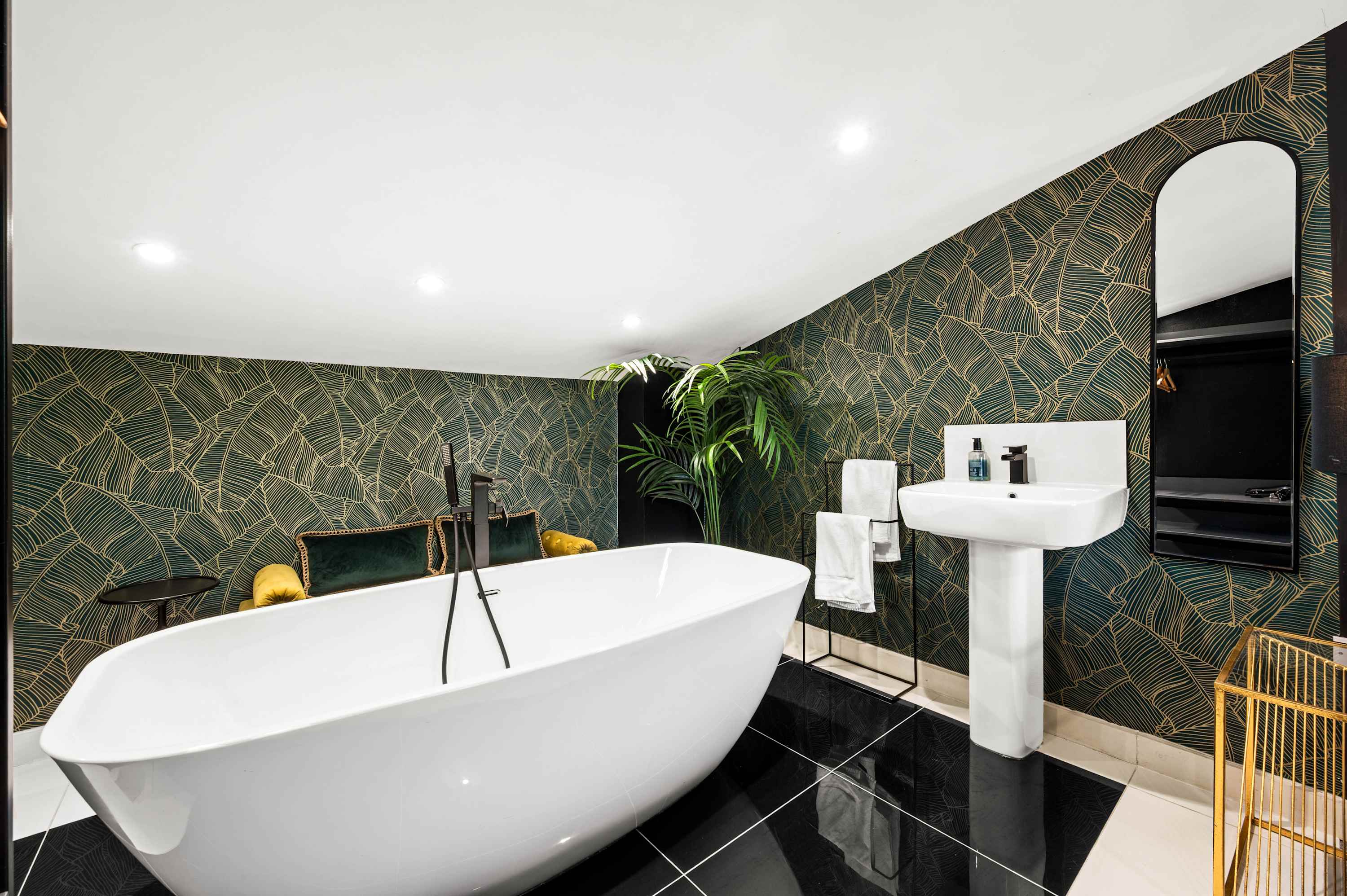 Salford Quays Luxury Safari Retreat – Free Parking serviced apartment - Manchester - VivreStays