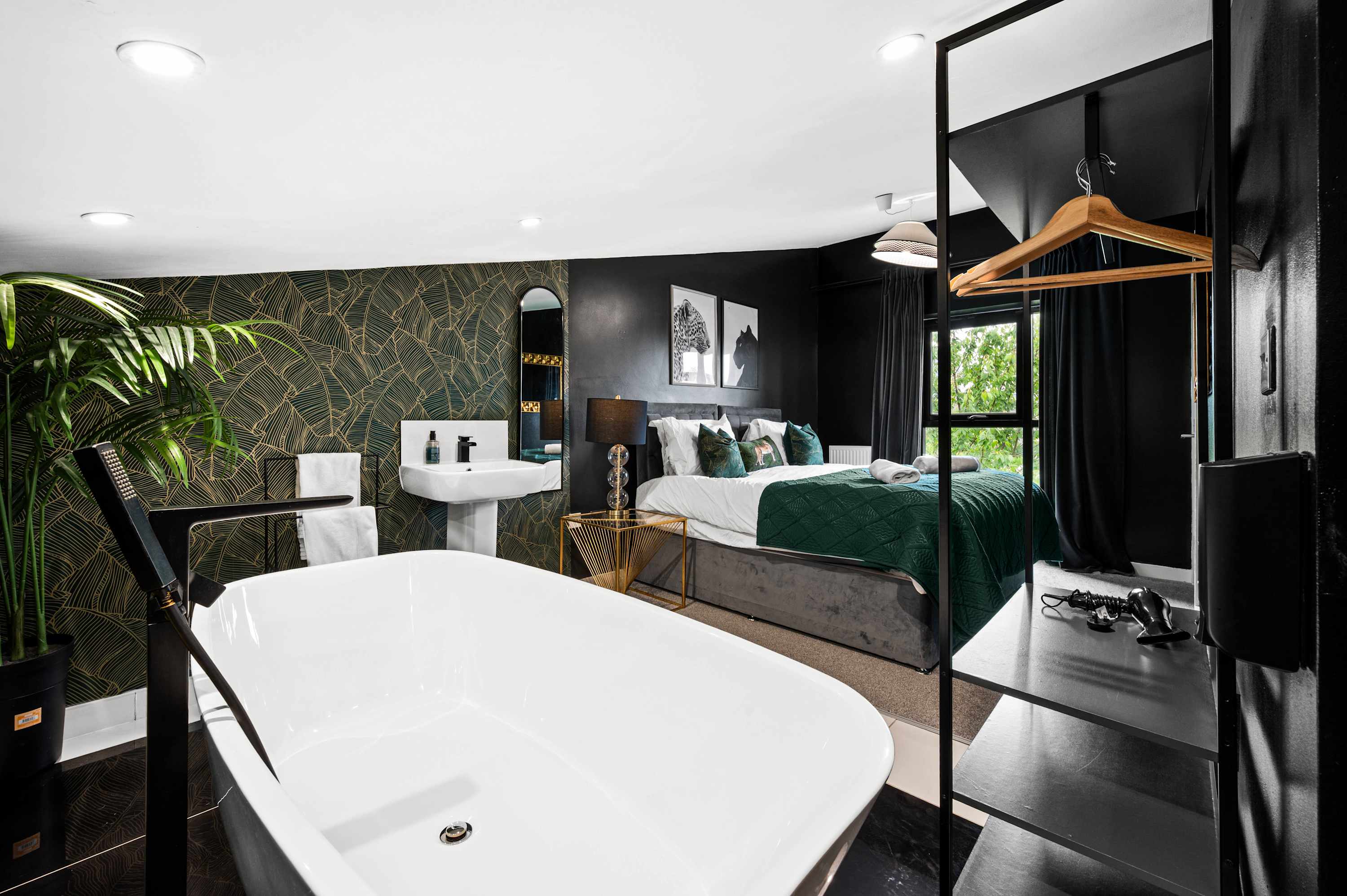 Salford Quays Luxury Safari Retreat – Free Parking in Cooke Place 21 M5 3LJ - Property image 3 - VivreStays