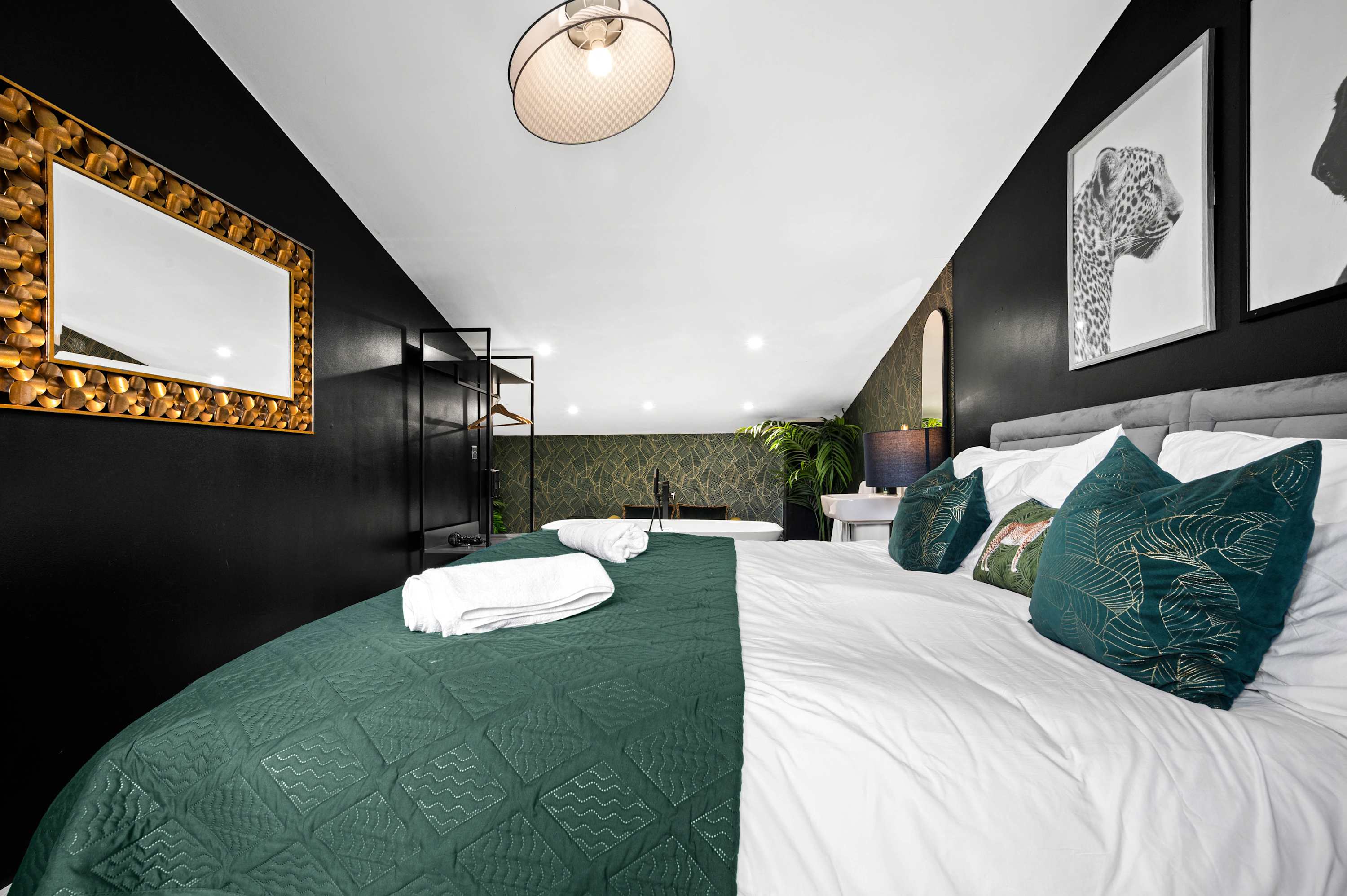 Salford Quays Luxury Safari Retreat – Free Parking in Cooke Place 21 M5 3LJ - Property image 19 - VivreStays